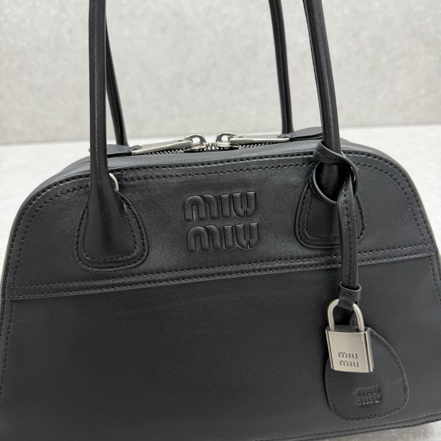 Сумка женская в стиле Miu Miu Vivant из натуральной кожи черного цвета