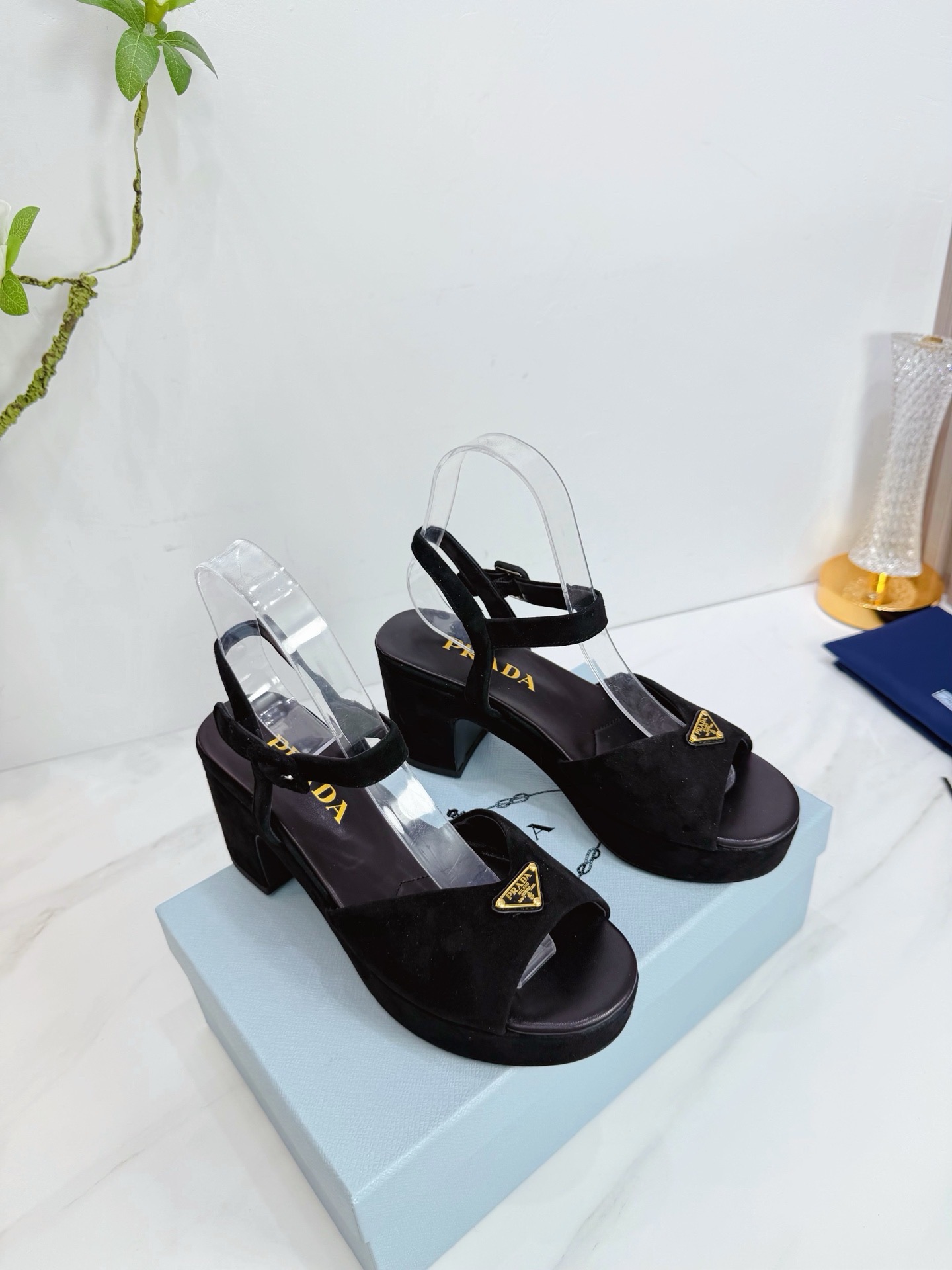 Босоножки женские Prada из натуральной замши черного цвета