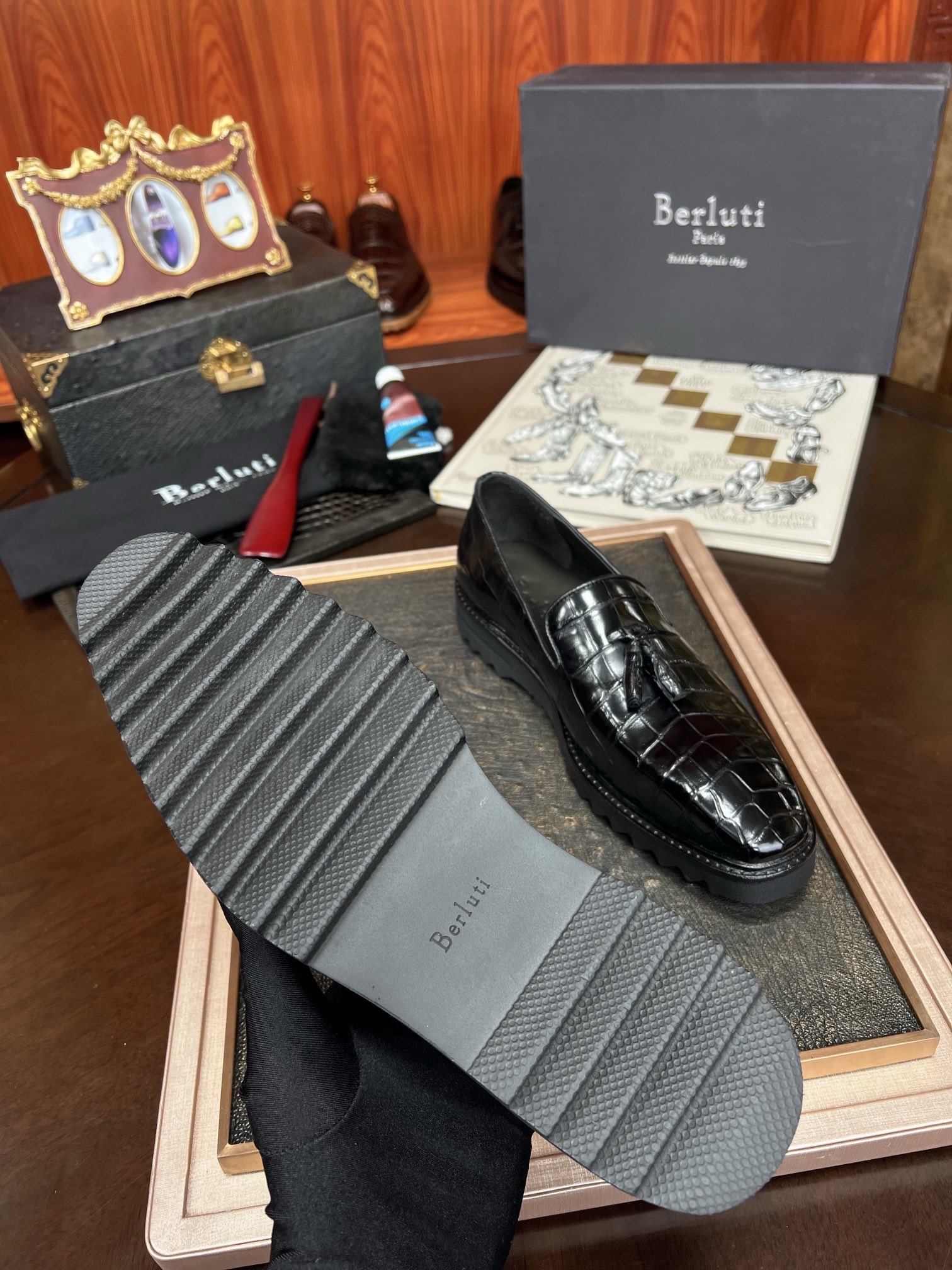 Лоферы мужские в стиле Berluti из кожи крокодила черного цвета