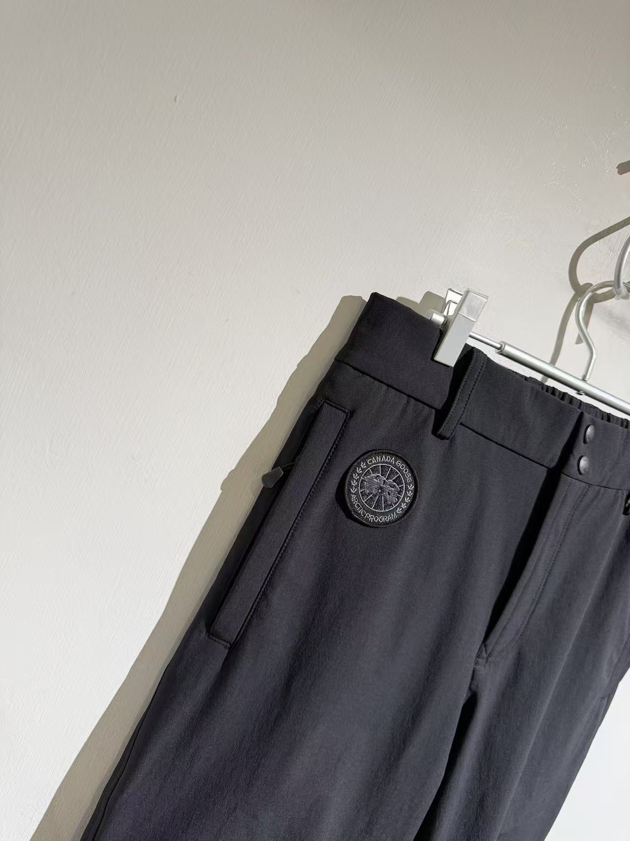 Брюки мужские в стиле Canada Goose из плотной функциональной ткани чёрного цвета с утеплением