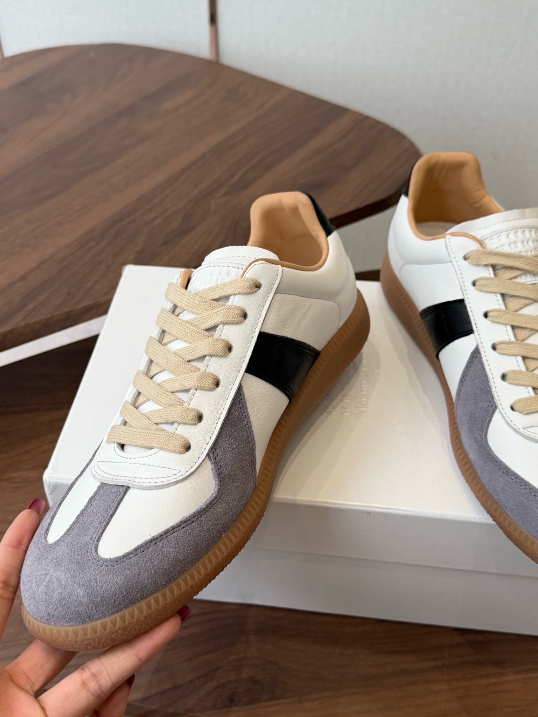 Кроссовки Maison Margiela Replica бело-серого цвета с чёрной вставкой