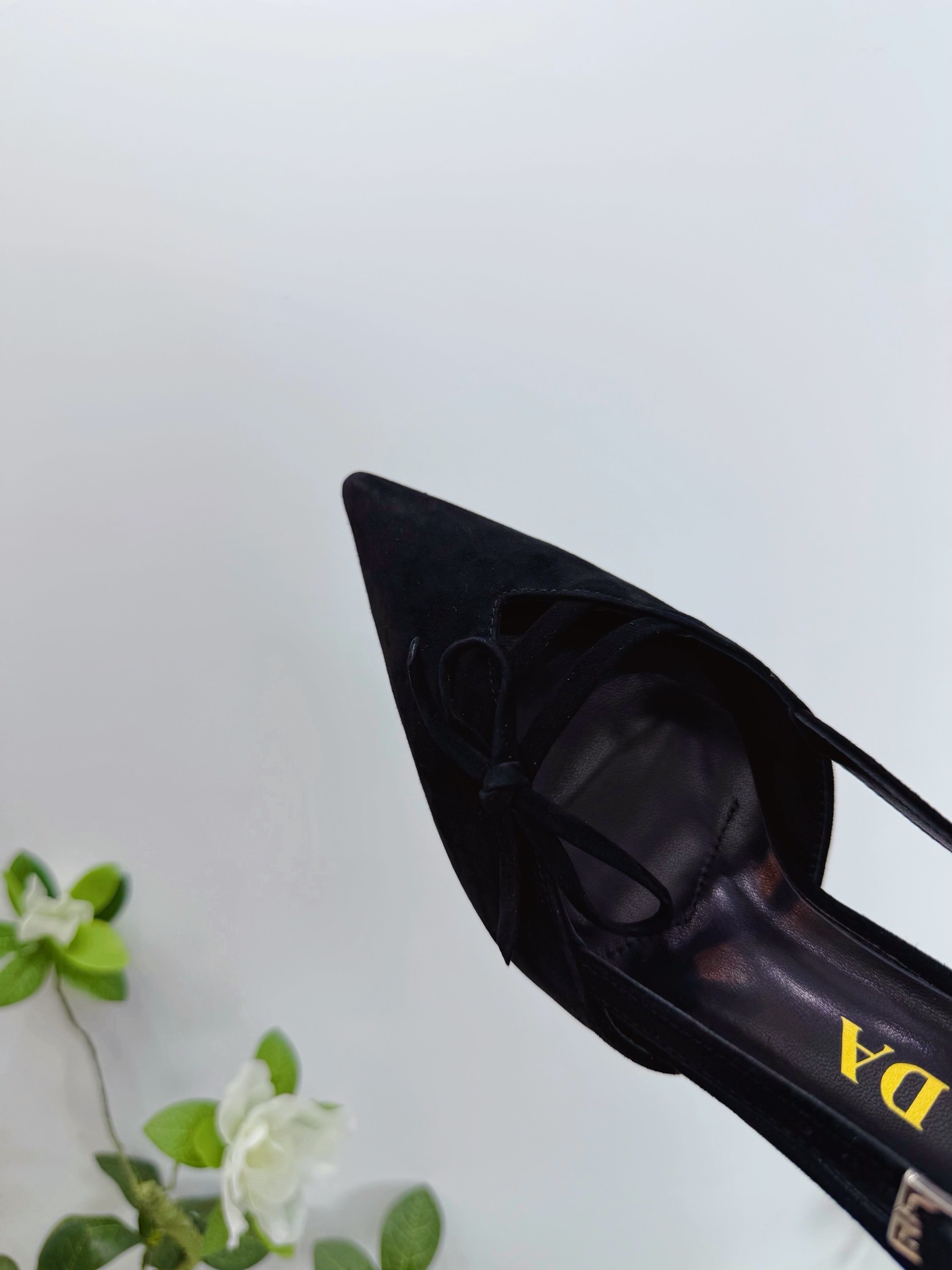 Туфли женские Prada из натуральной замши чёрного цвета