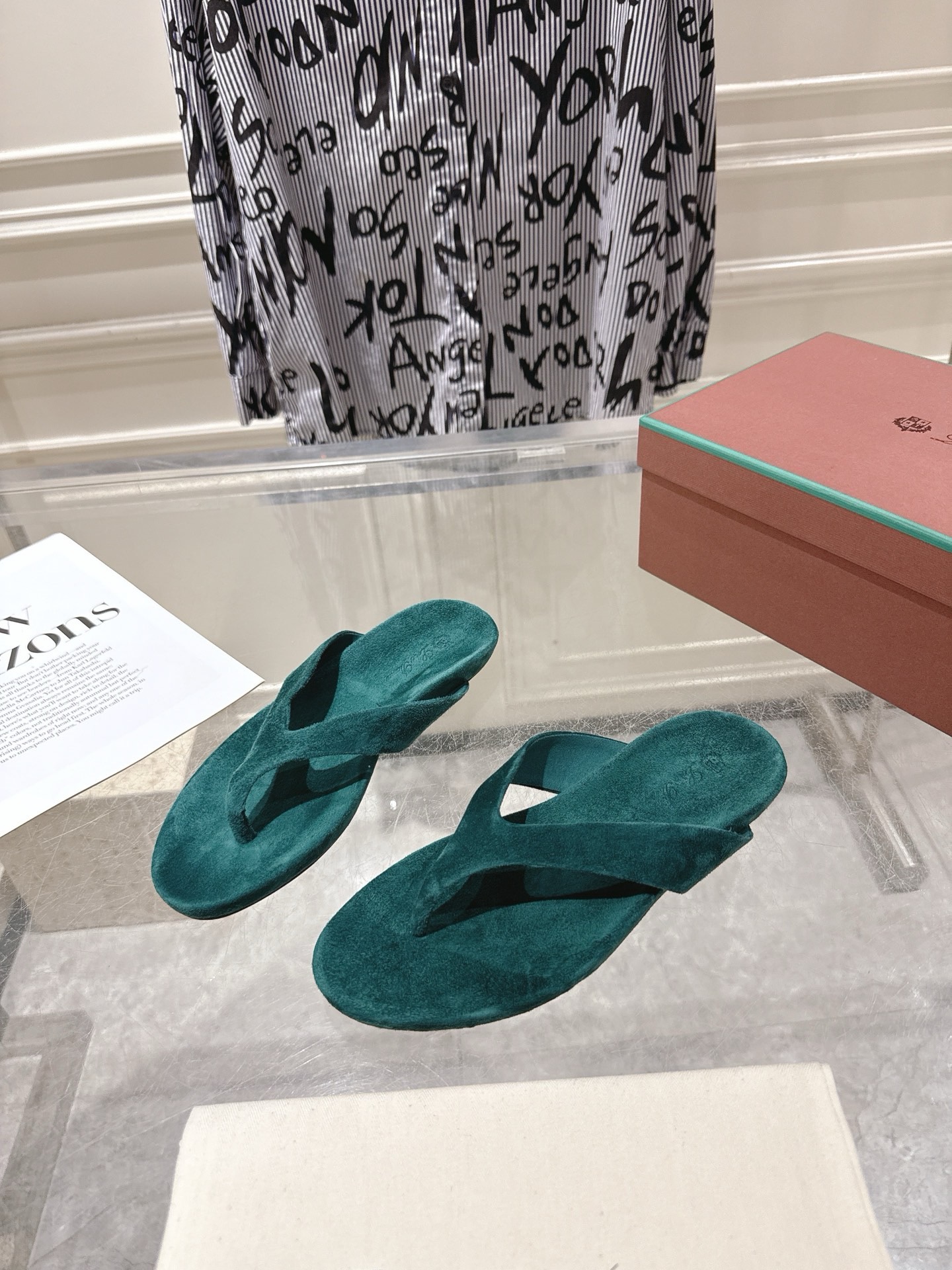 Шлёпанцы женские в стиле Loro Piana изумрудного цвета