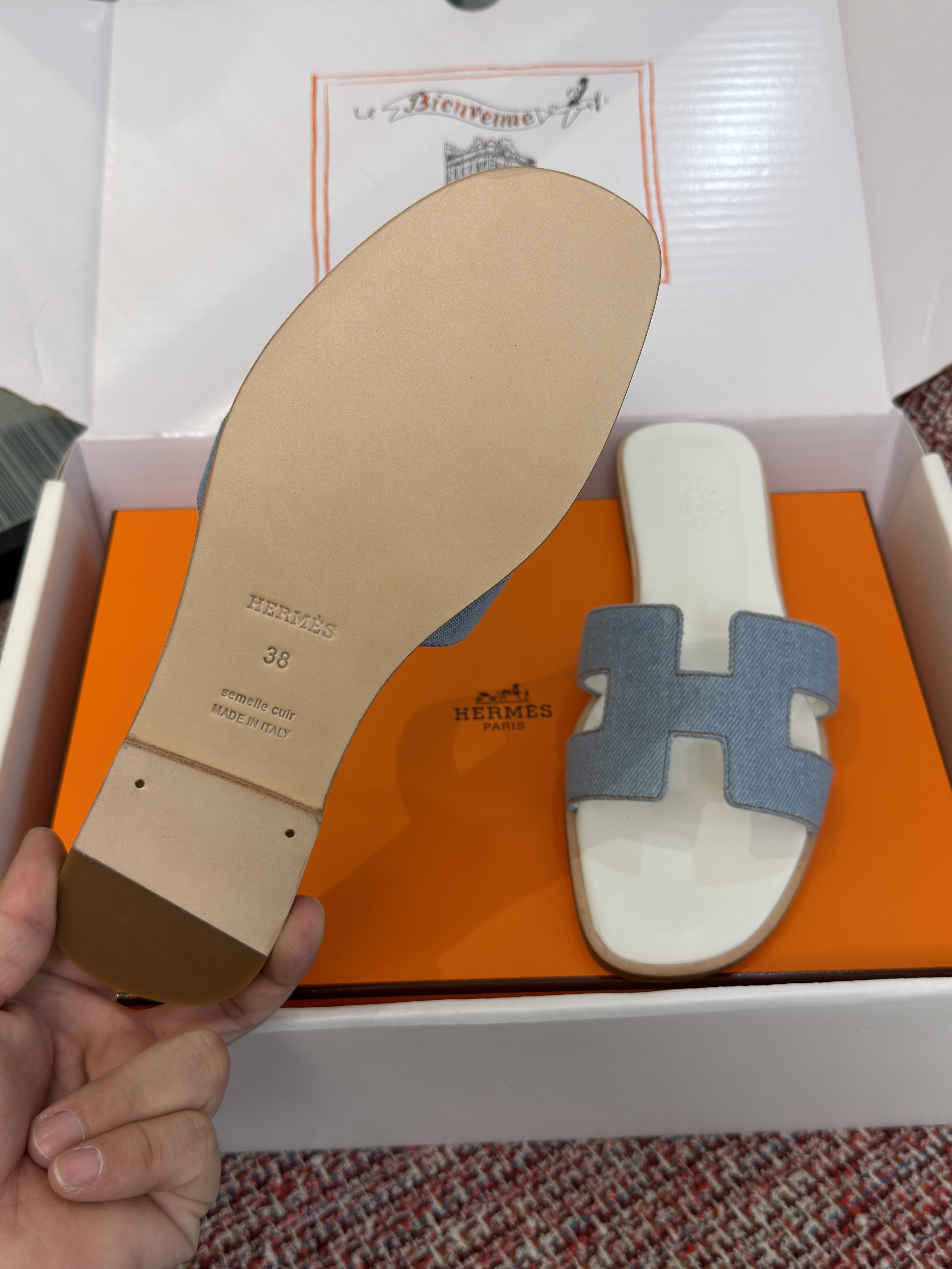 Шлёпанцы женские Hermès Oran голубого и белого цвета на каблуке
