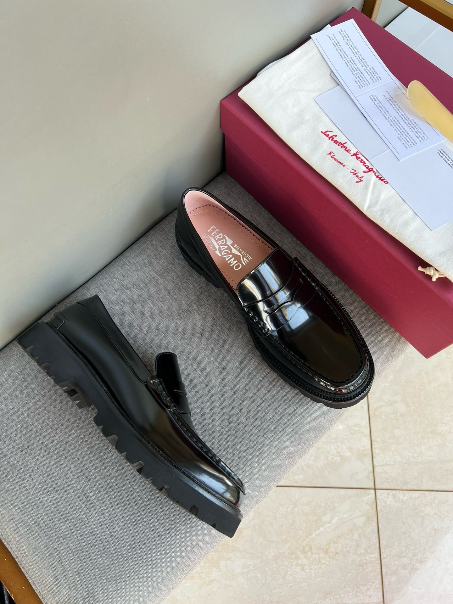 Лоферы мужские в стиле Salvatore Ferragamo из натуральной кожи черного цвета