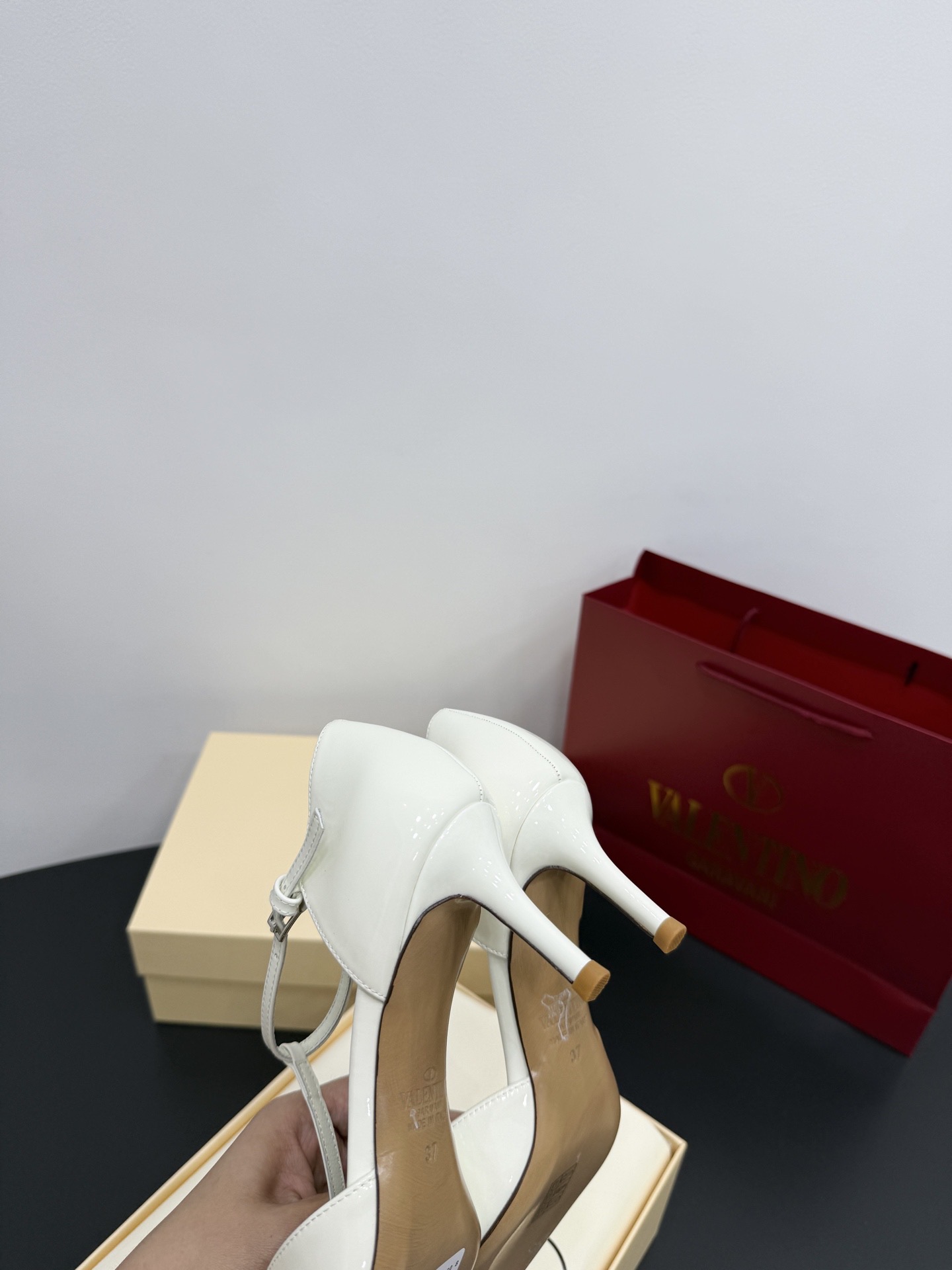 Туфли женские в стиле Valentino VLogo из лаковой натуральной кожи белого цвета