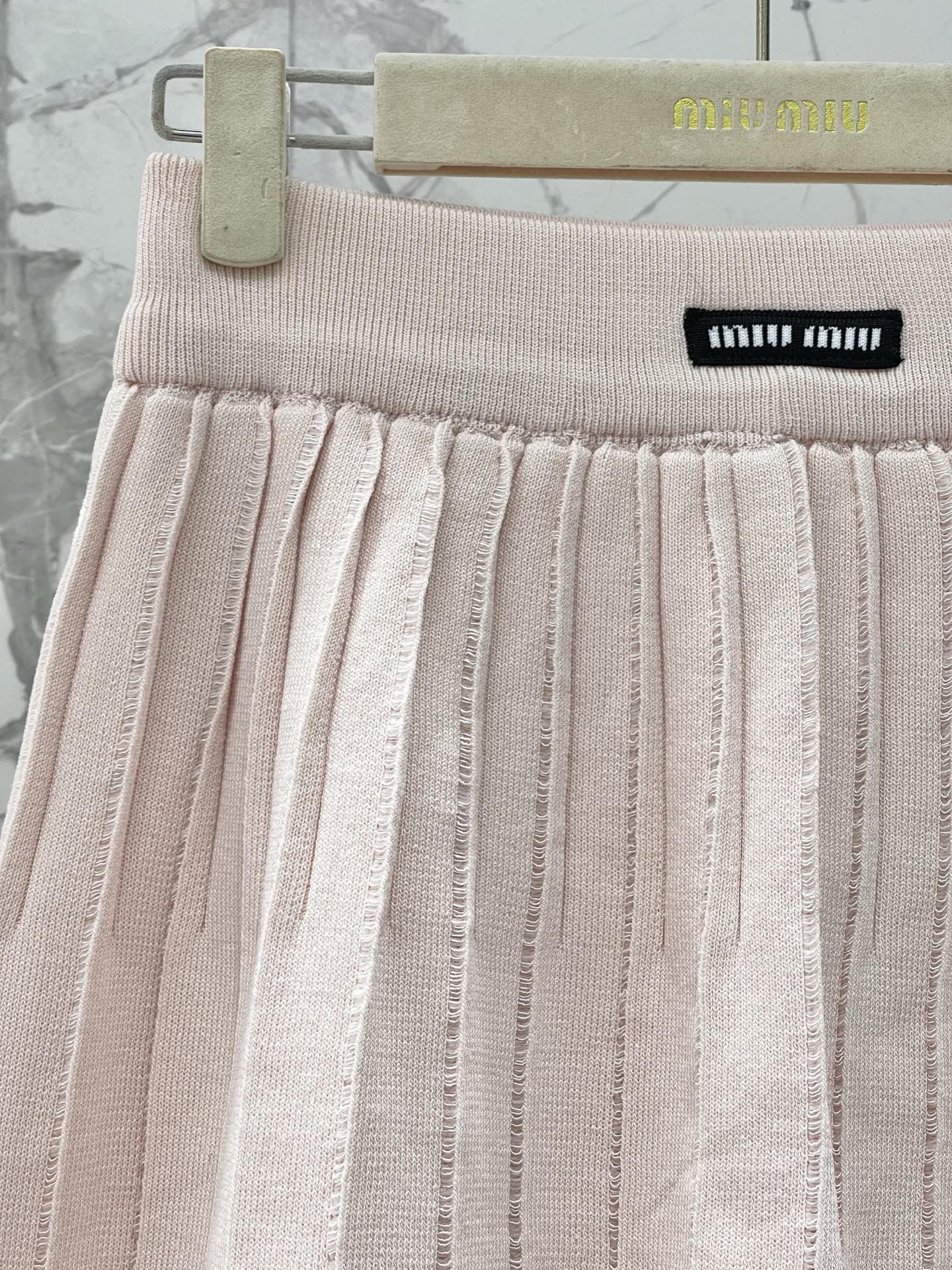 Костюм женский в стиле Miu Miu трикотажный: топ без рукавов и юбка миди плиссированная