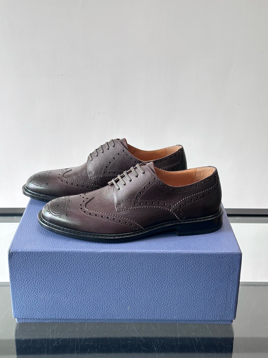 Туфли мужские в стиле Dior Oxford из натуральной кожи с перфорацией коричневого цвета