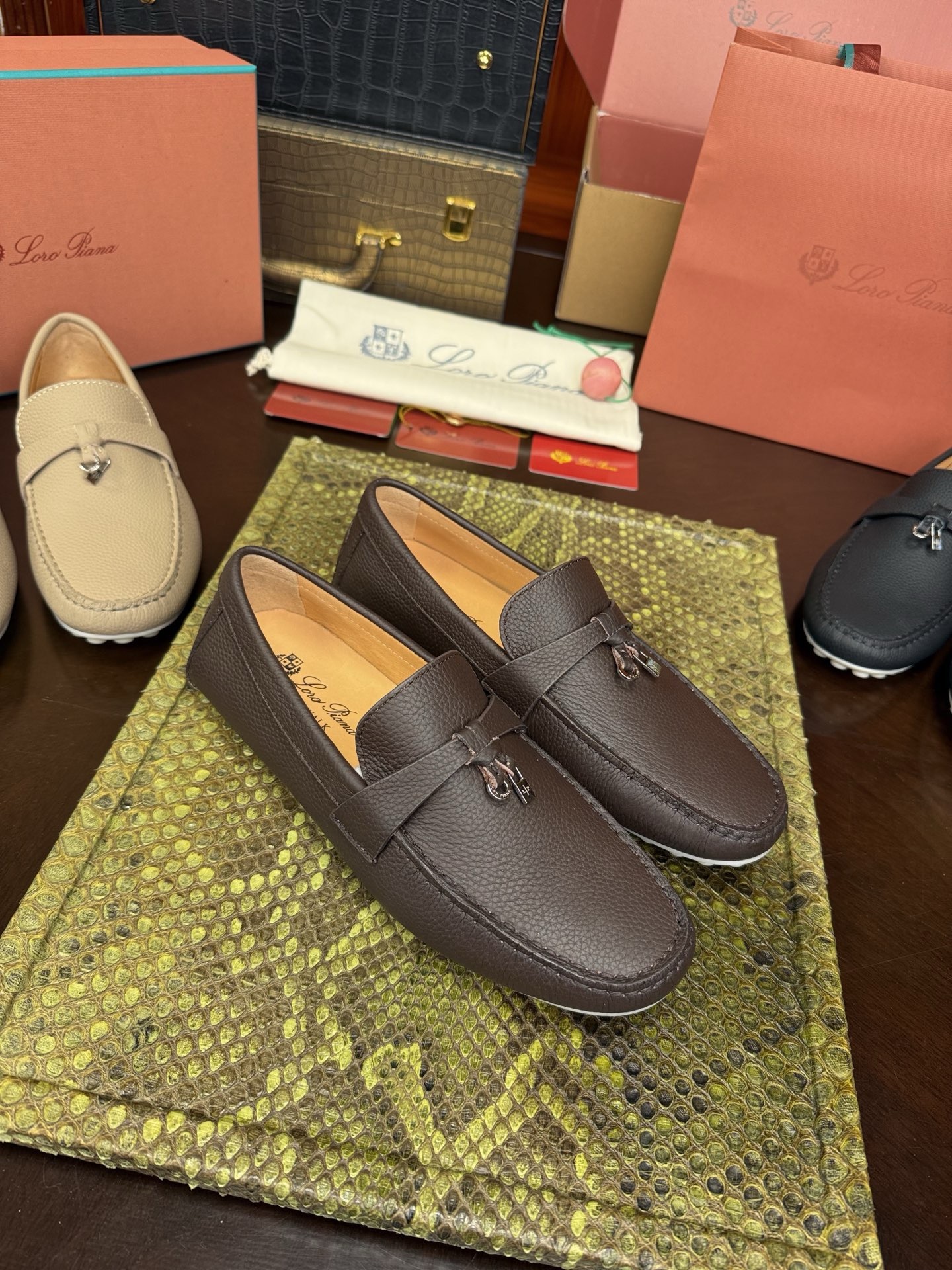 Мокасины мужские Loro Piana из натуральной кожи коричневого цвета