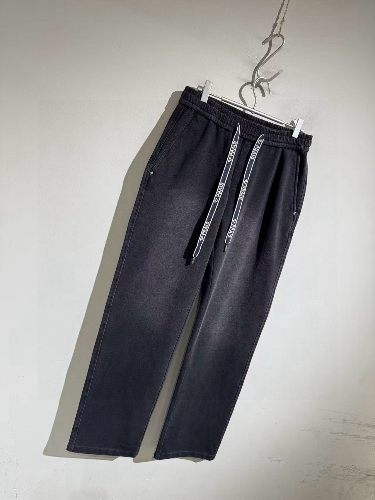 Брюки мужские в стиле Prada из денима тёмно-серого цвета с эластичным поясом