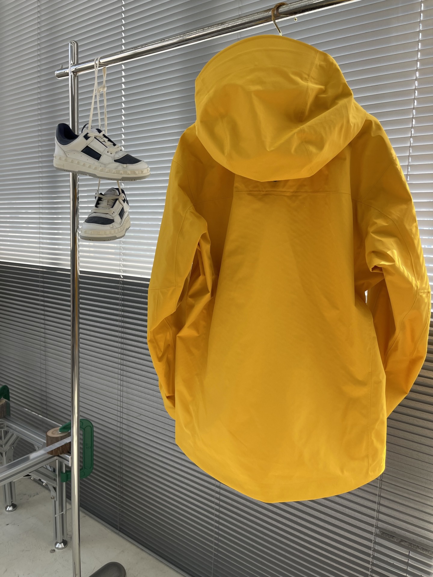 Куртка унисекс в стиле Arc'teryx Alpha SV с капюшоном жёлтого цвета