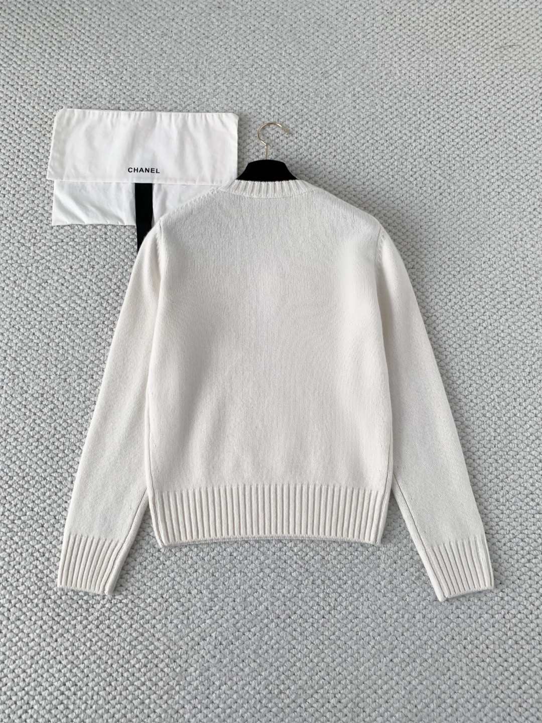 Свитер женский в стиле Prada из шерсти белого цвета с фирменной вышивкой