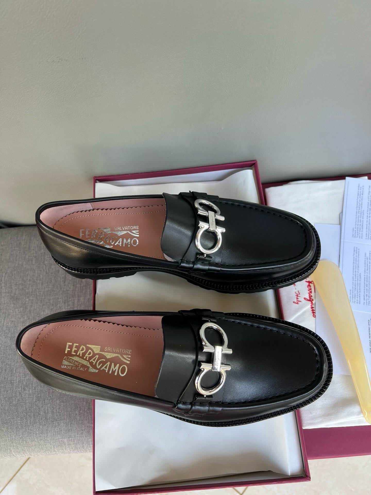 Лоферы мужские в стиле Salvatore Ferragamo из натуральной кожи черного цвета