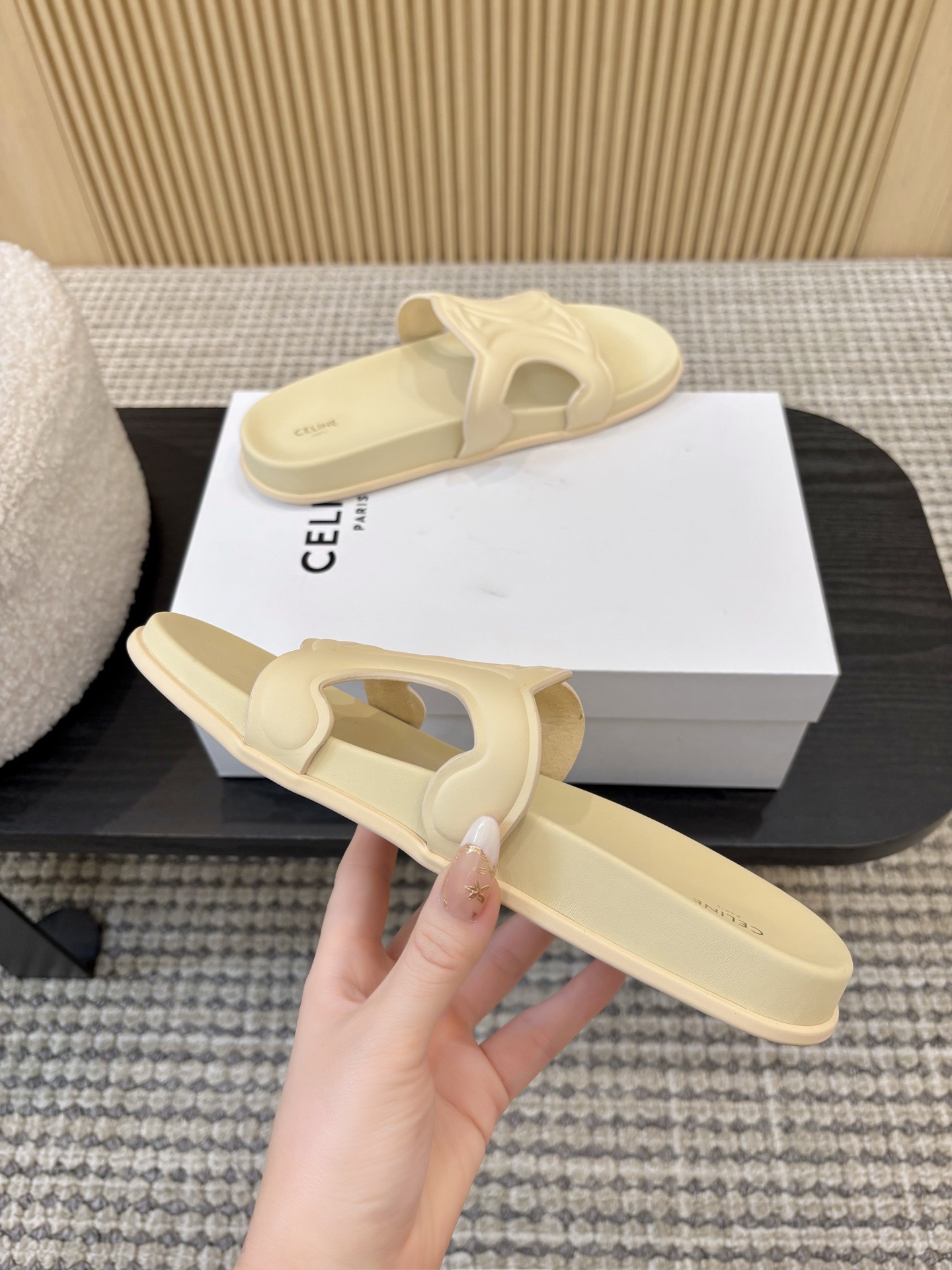 Шлёпанцы женские в стиле Celine из натуральной кожи бежевого цвета