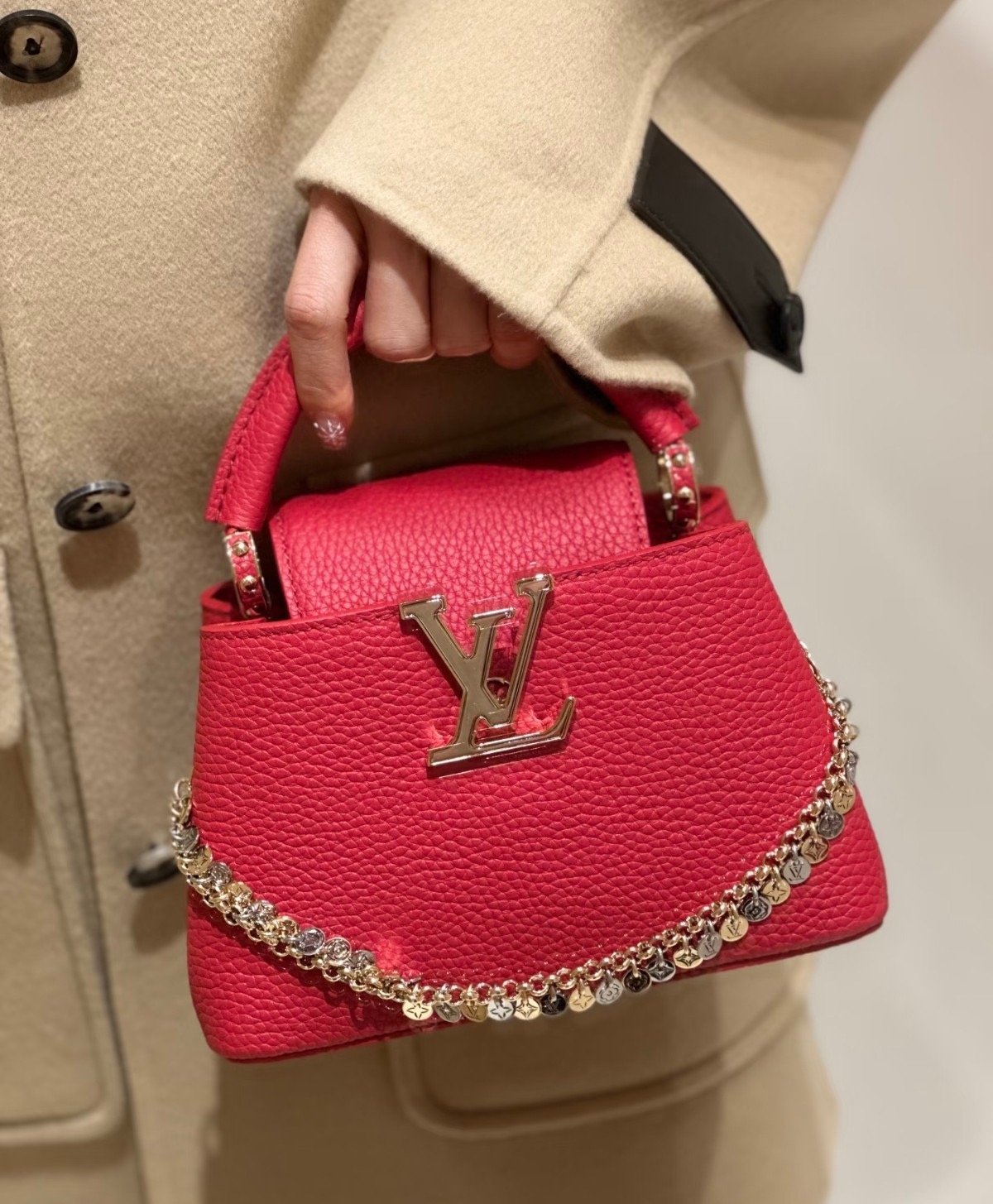 Сумка женская в стиле Louis Vuitton Capucines Mini Confetti красная с декоративной цепочкой