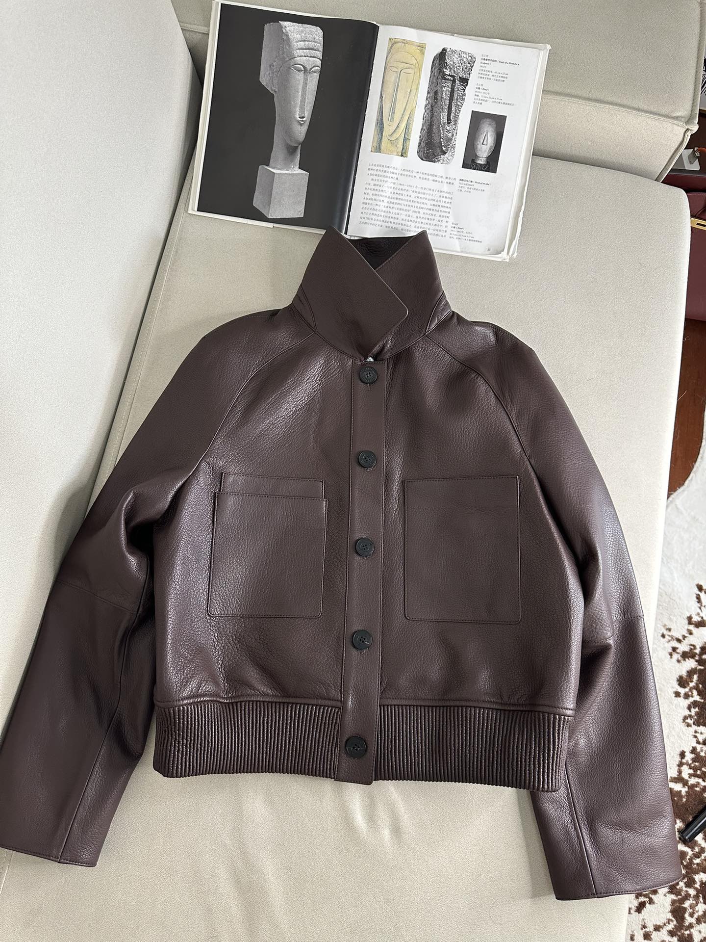 Куртка женская в стиле Hermès коричневого цвета укороченная из натуральной кожи с накладными карманами