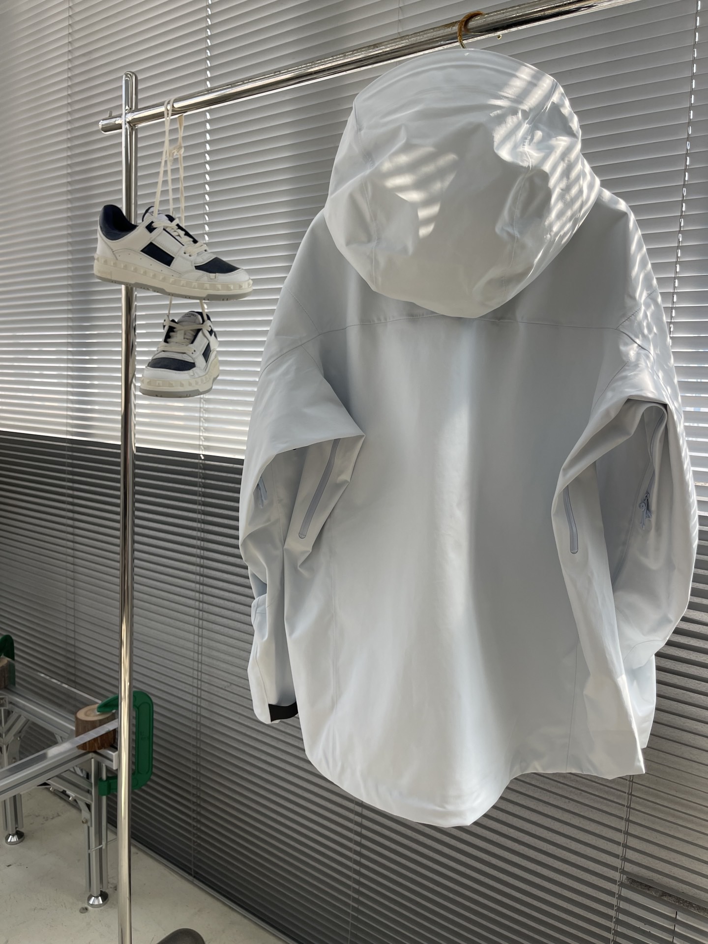 Куртка унисекс в стиле Arc'teryx Alpha SV из мембранной ткани с капюшоном белого цвета