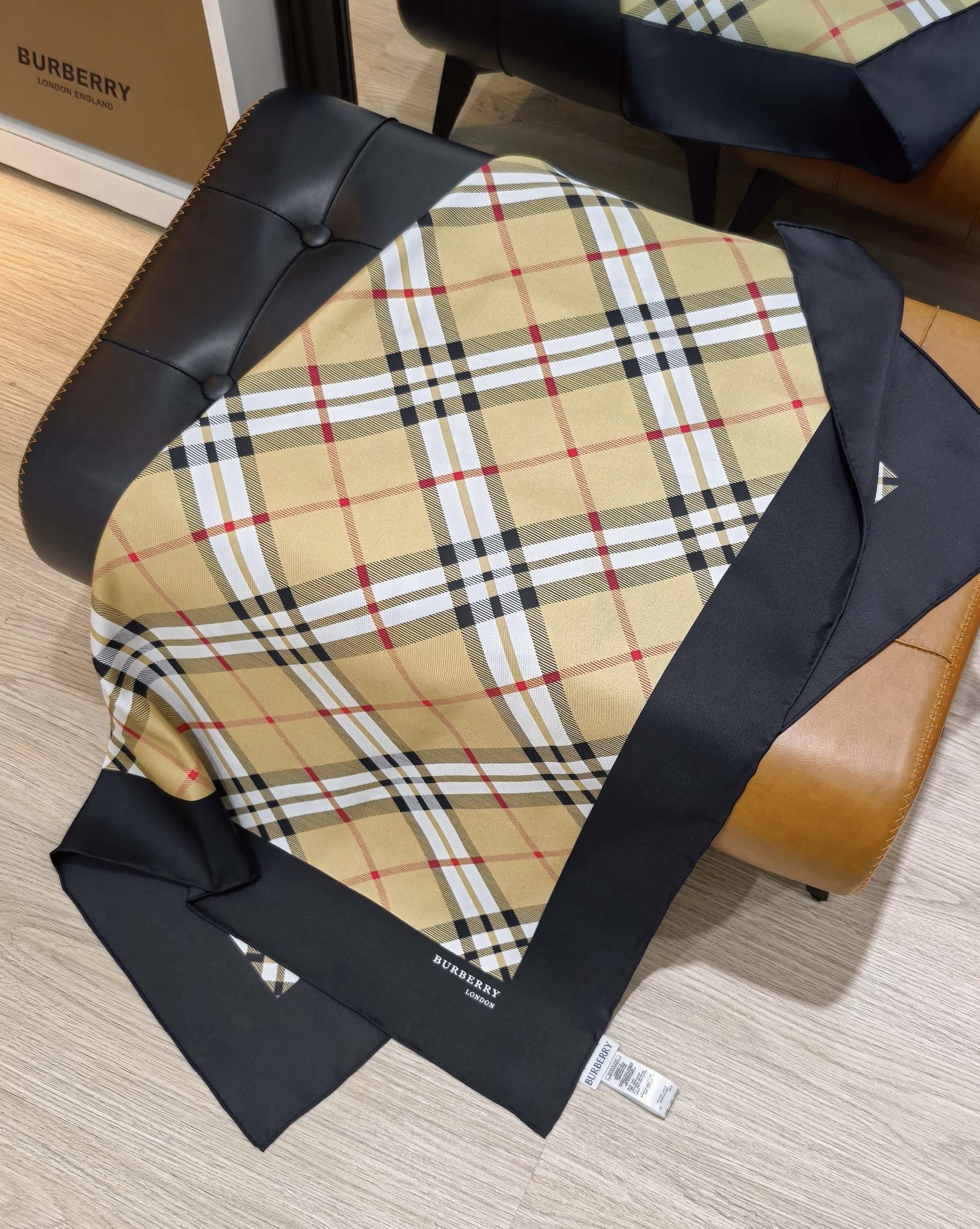 Платок женский в стиле Burberry из натурального шелка в клетку бежевого цвета