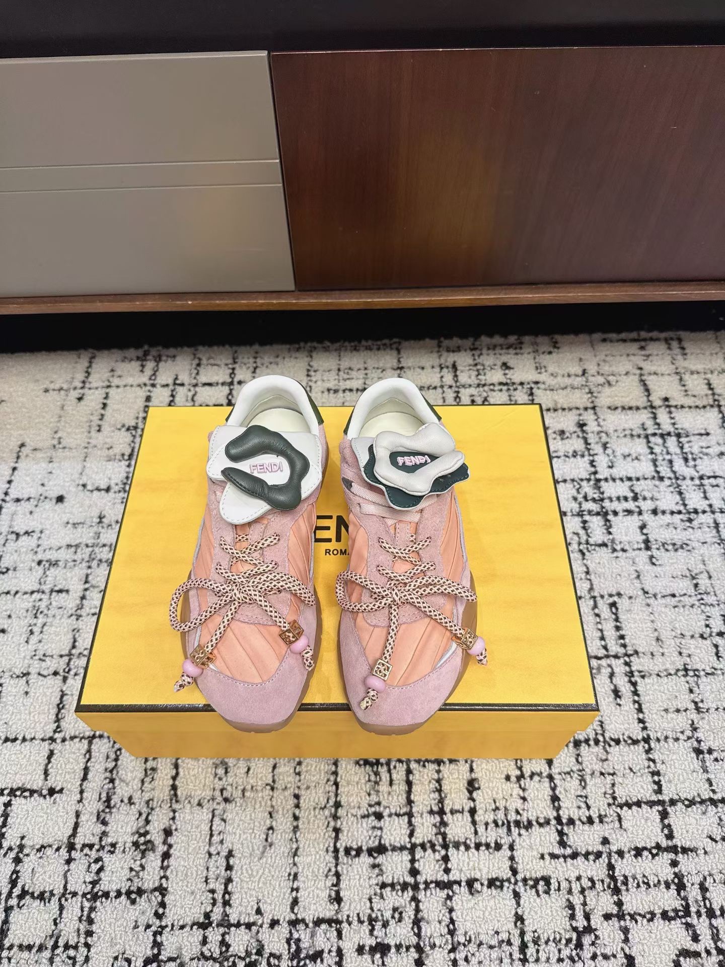 Кроссовки женские в стиле Fendi Delfina розового цвета