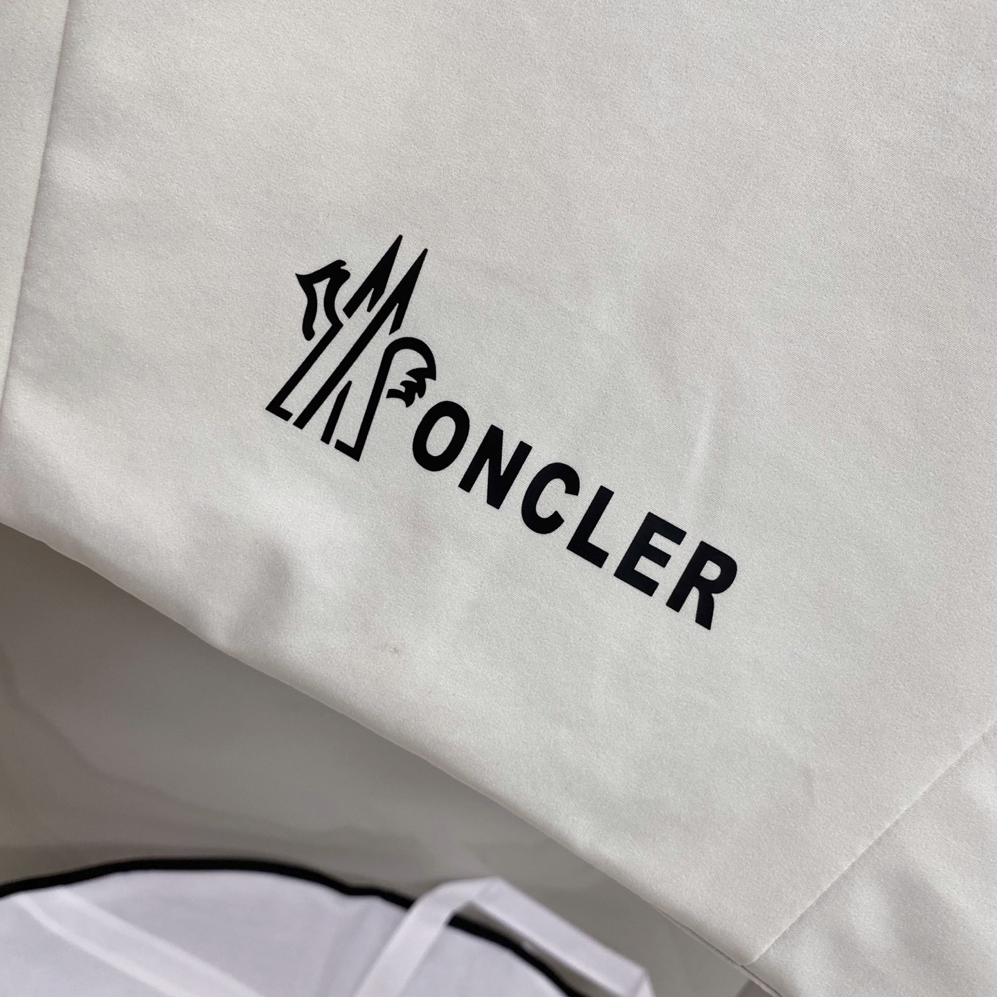 Куртка пуховая мужская Moncler Grenoble чёрно-белого цвета с натуральным пухом и утеплителем Polartec Alpha Direct
