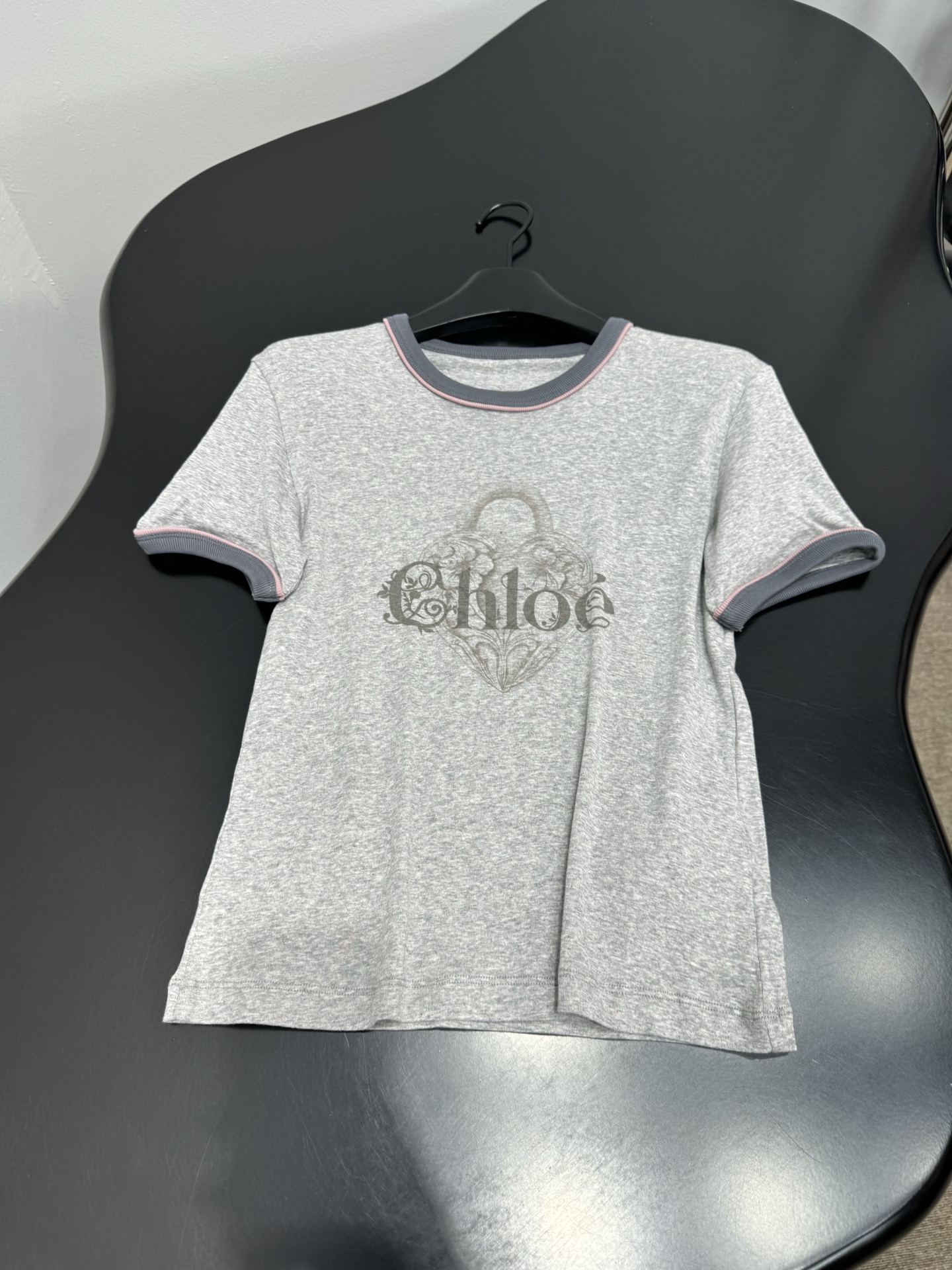 Футболка женская в стиле Chloé серого цвета с принтом логотипа