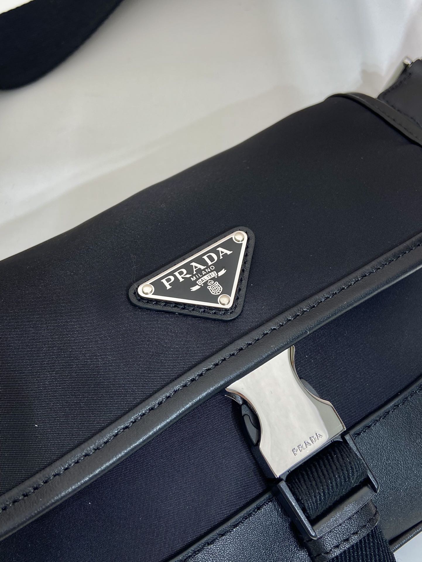 Сумка поясная / кроссбоди унисекс в стиле Prada Re-Nylon чёрного цвета с кожаной отделкой