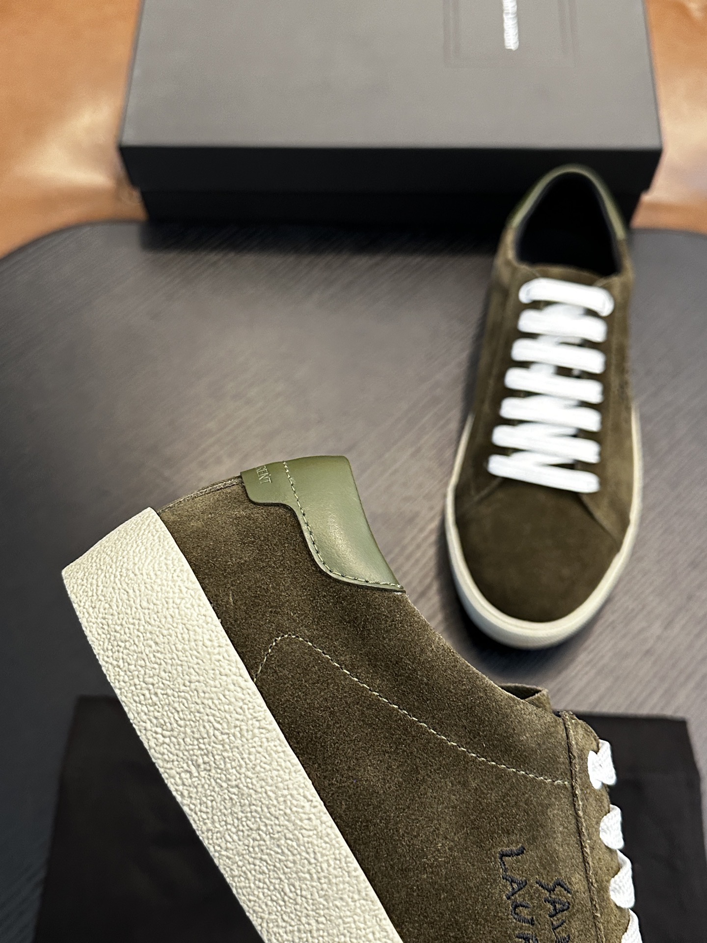 Кроссовки мужские в стиле Saint Laurent SL/61 из натуральной замши оливкового цвета