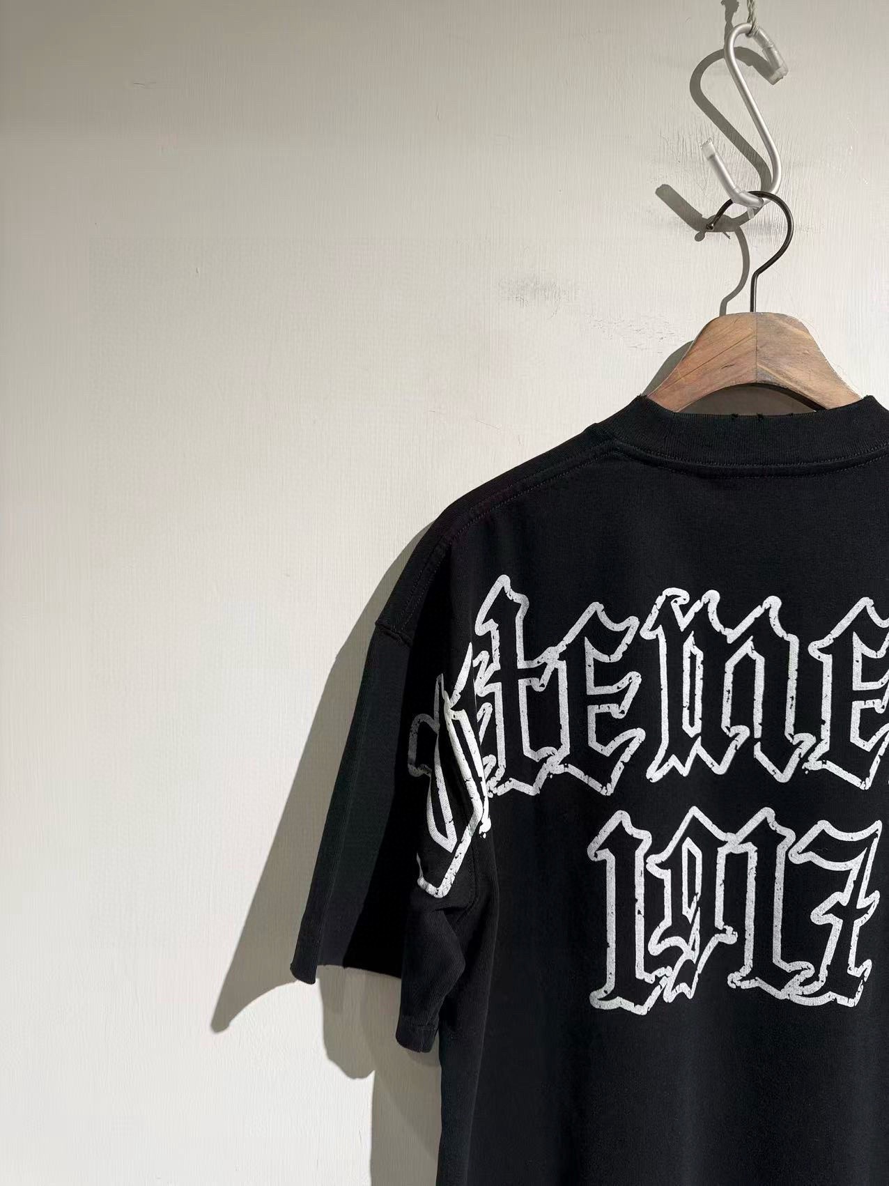 Футболка унисекс в стиле Vetements 1917 из хлопка чёрного цвета с принтом