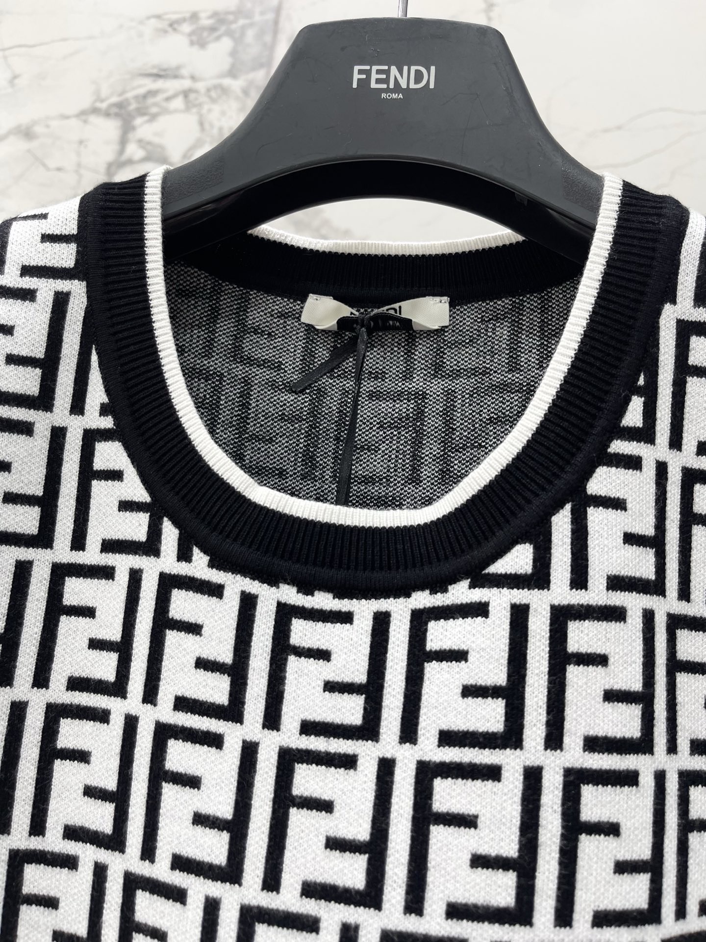 Топ женский Fendi  с логотипным узором без рукавов чёрно-белого цвета