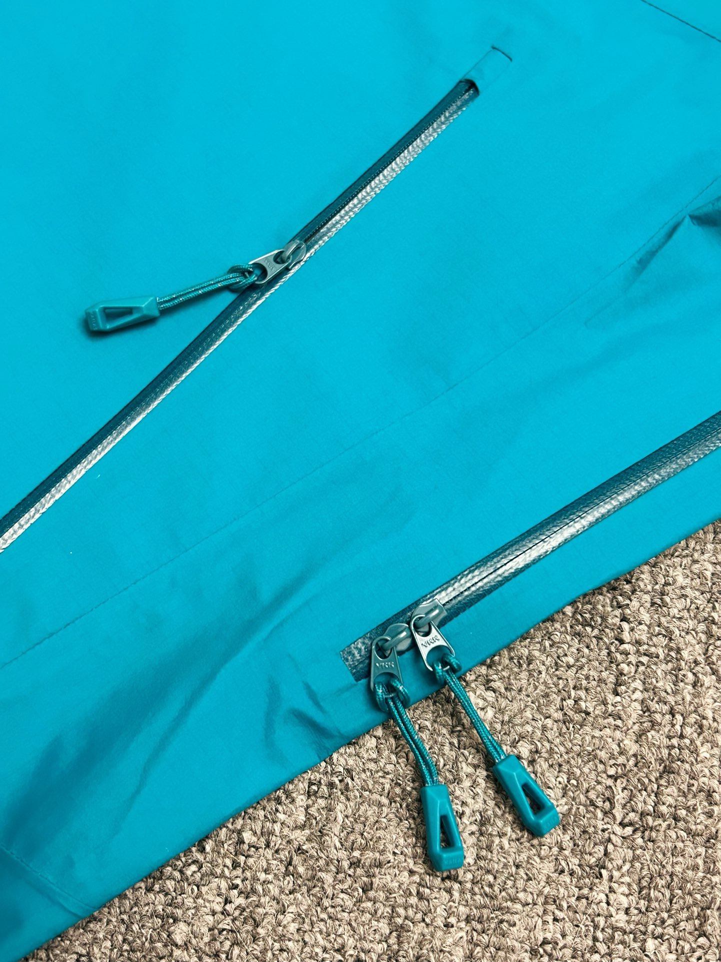 Куртка мужская Kailas Bogda LT из мембранной ткани GORE-TEX с капюшоном зелёного цвета