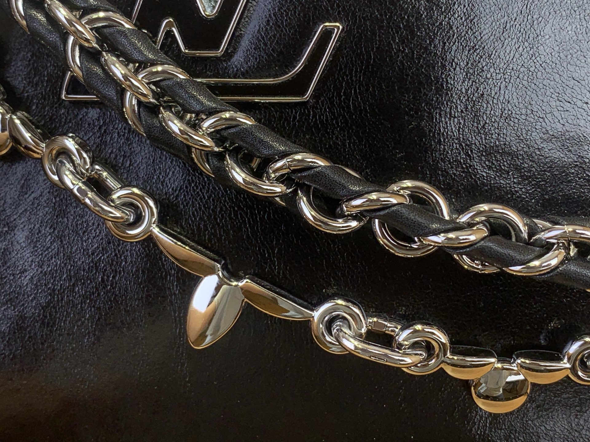 Сумка женская в стиле Louis Vuitton Capucines East-West mini с цепочкой