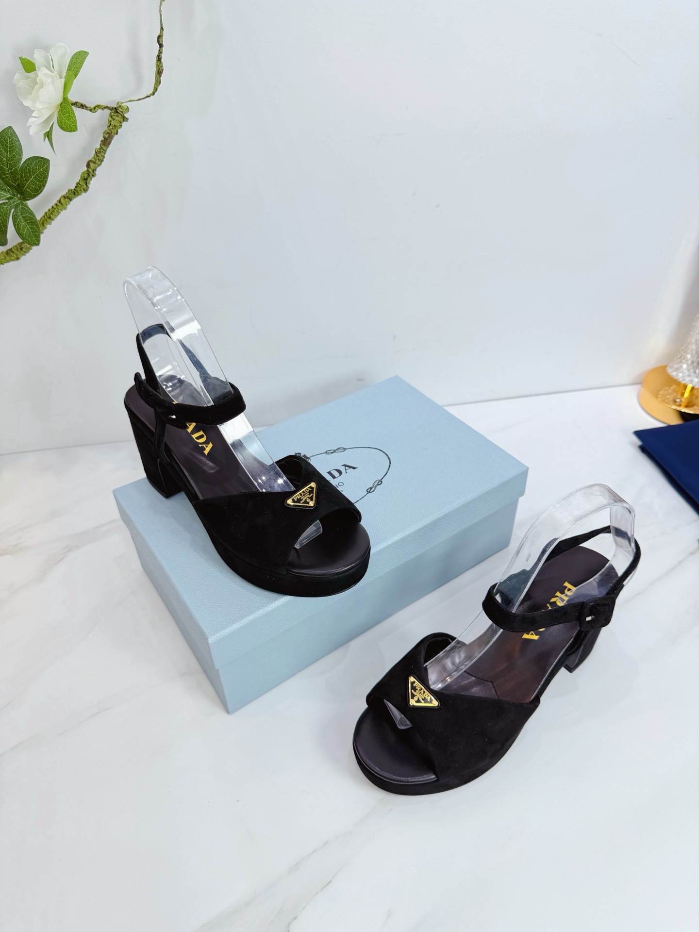 Босоножки женские Prada из натуральной замши черного цвета