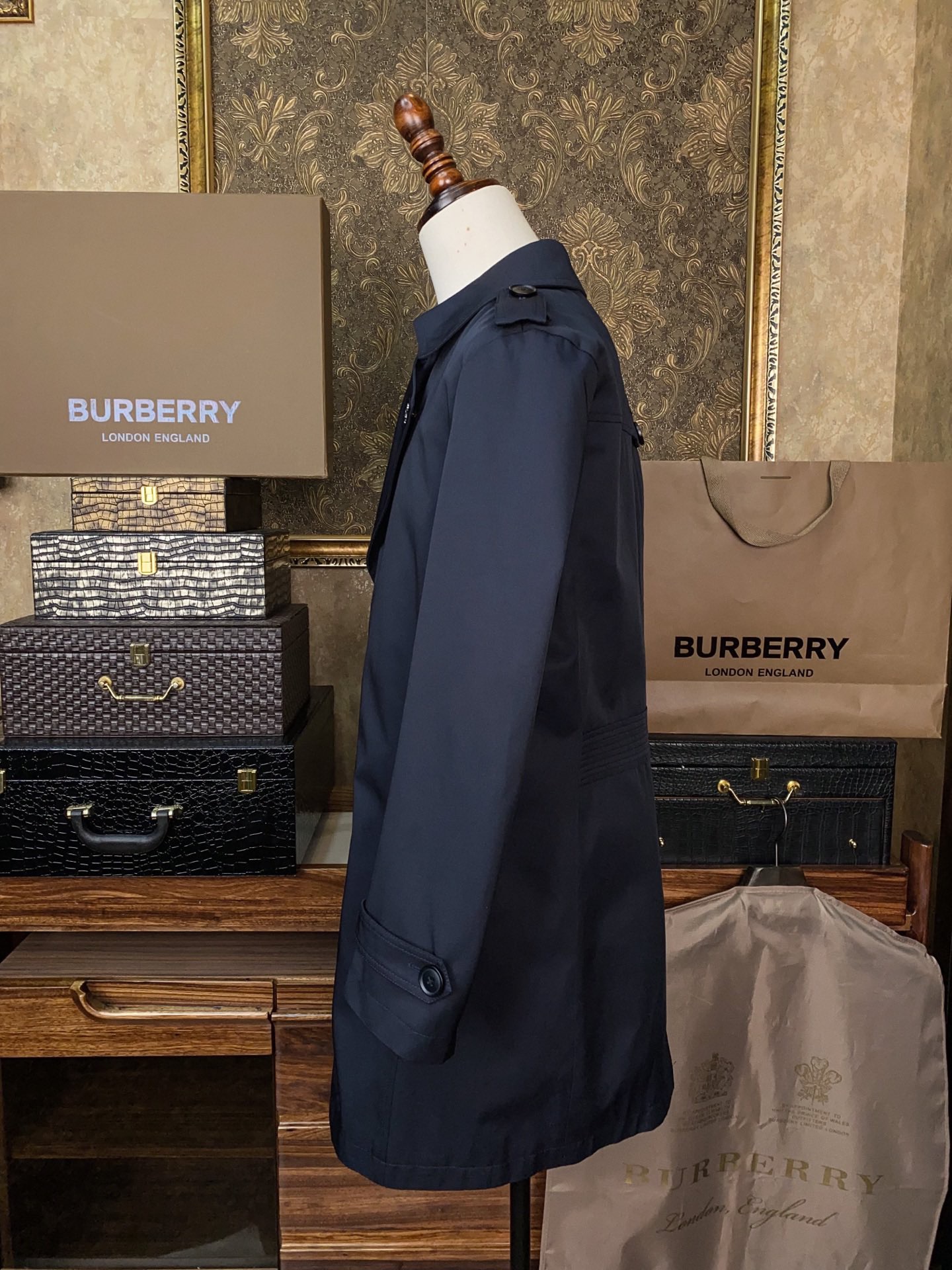 Тренч мужской в стиле Burberry темно-синего цвета классический