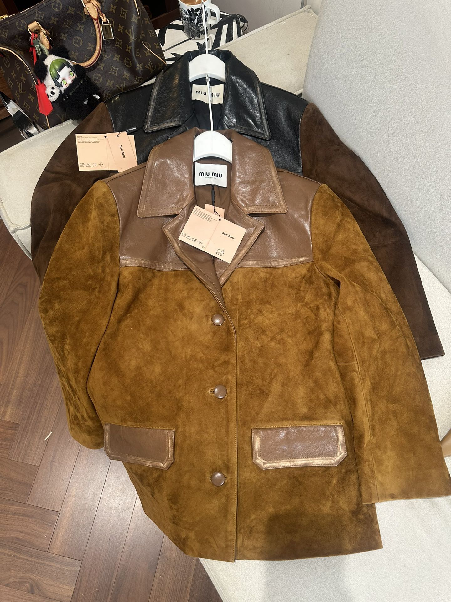 Куртки женские в стиле Miu Miu из натуральной замши и кожи коричневого цвета с контрастной кожаной отделкой