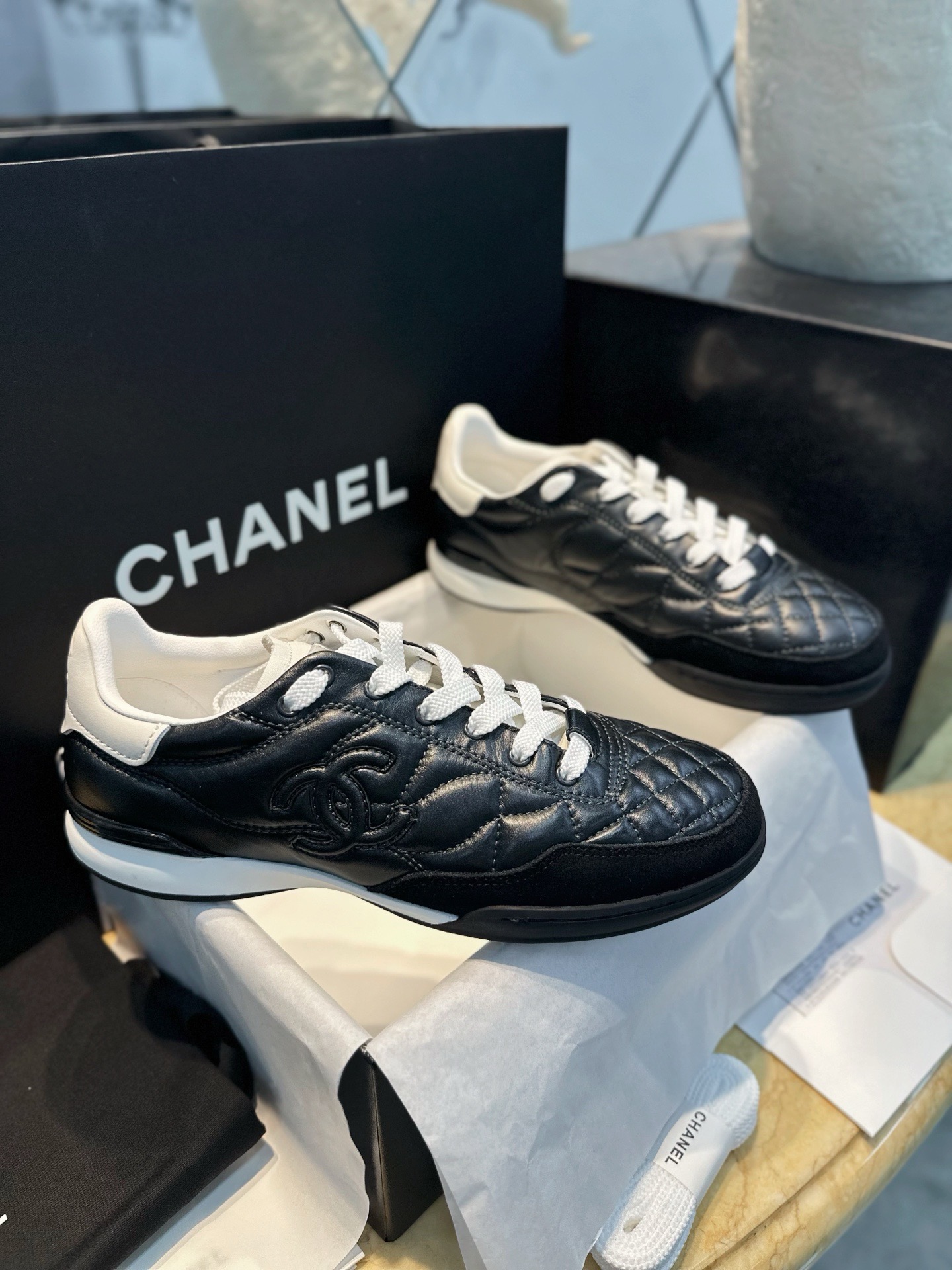 Кроссовки Chanel черного цвета с белыми вставками