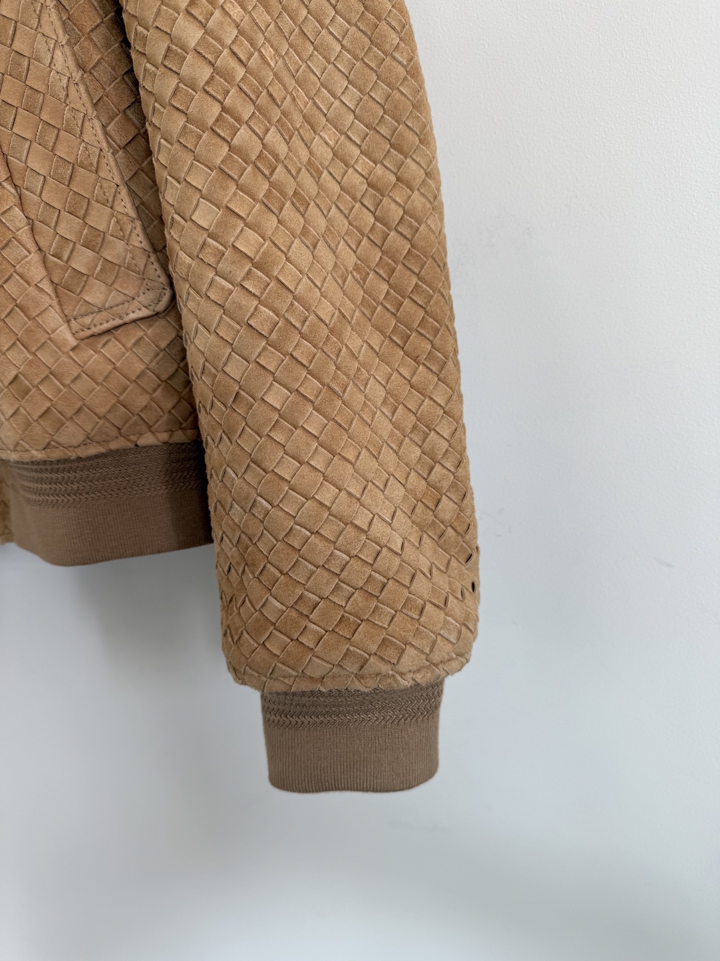 Куртка мужская в стиле Bottega Veneta  цвета кэмел с плетением Intrecciato