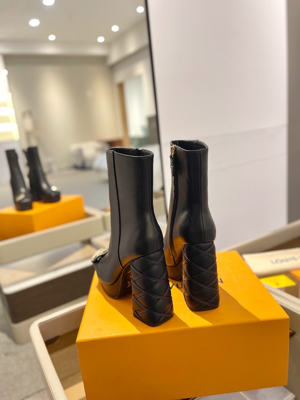 Ботильоны Louis Vuitton Platform Ankle Boot черного цвета