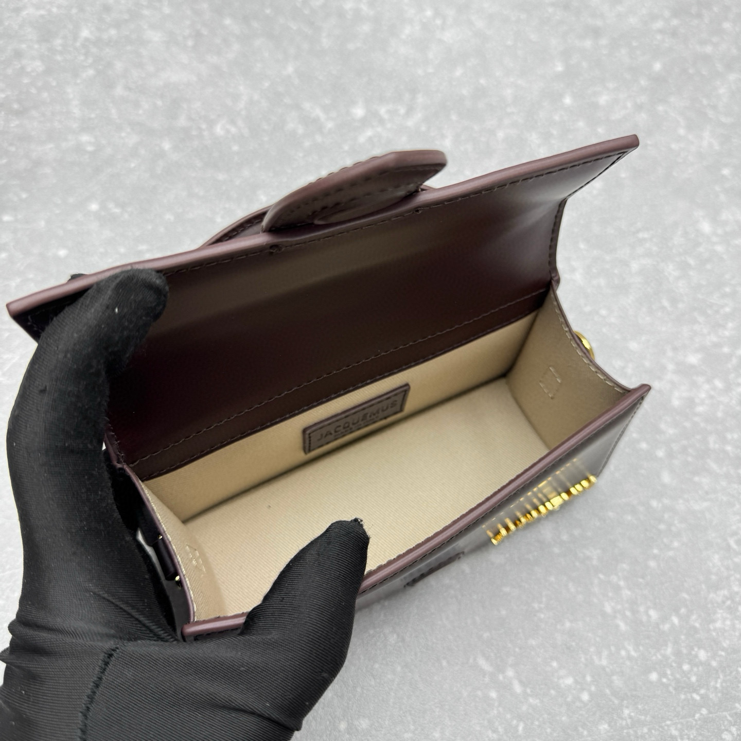 Сумка женская Jacquemus Bambino мини из лакированной кожи шоколадного  цвета