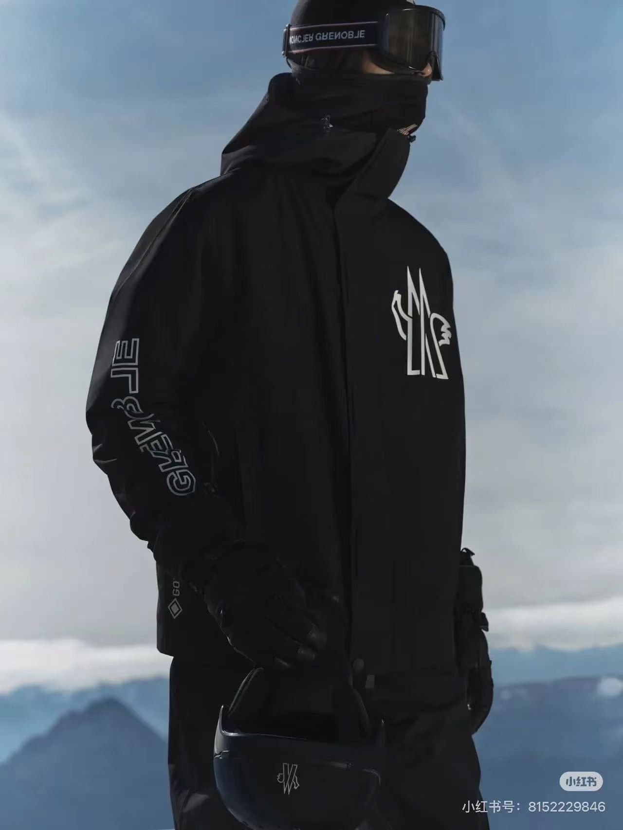 Куртка пуховая мужская Moncler Grenoble чёрного цвета с натуральным гусиным пухом и снегозащитной юбкой