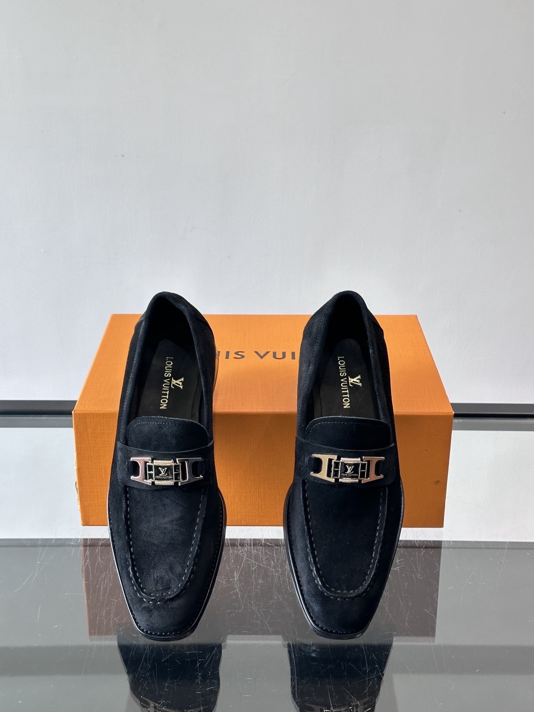 Туфли мужские в стиле Louis Vuitton чёрного цвета с металлической планкой