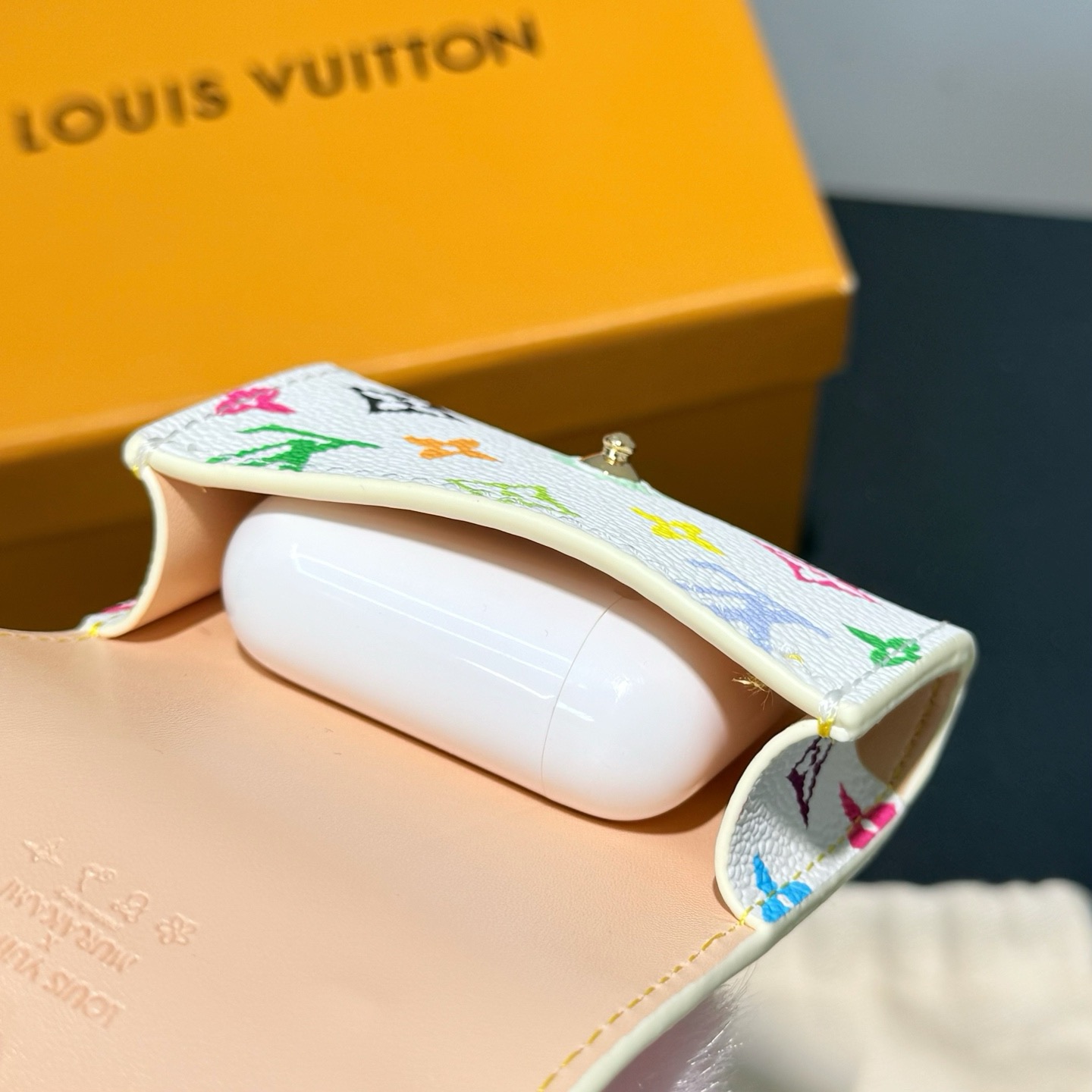 Брелок женский Louis Vuitton LV Cute Capybara розового цвета