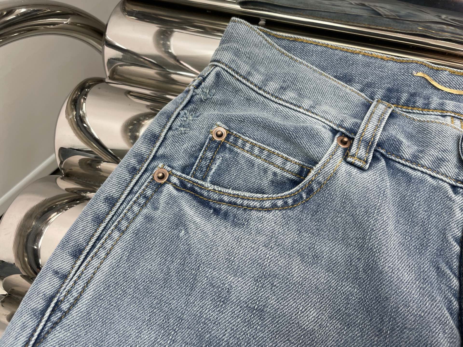 Джинсы женские в стиле Yves Saint Laurent голубого цвета с прямым кроем