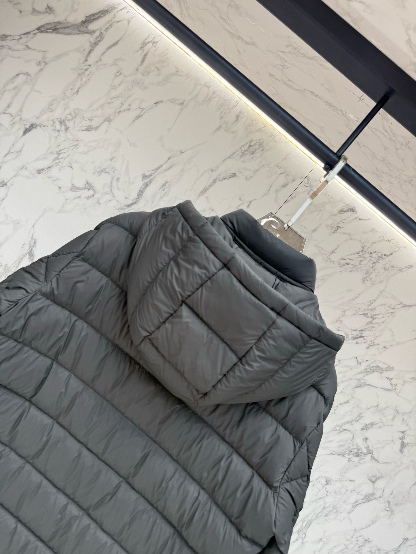 Пуховик мужской Moncler Alrai тёмно-серого цвета с капюшоном и натуральным пухом