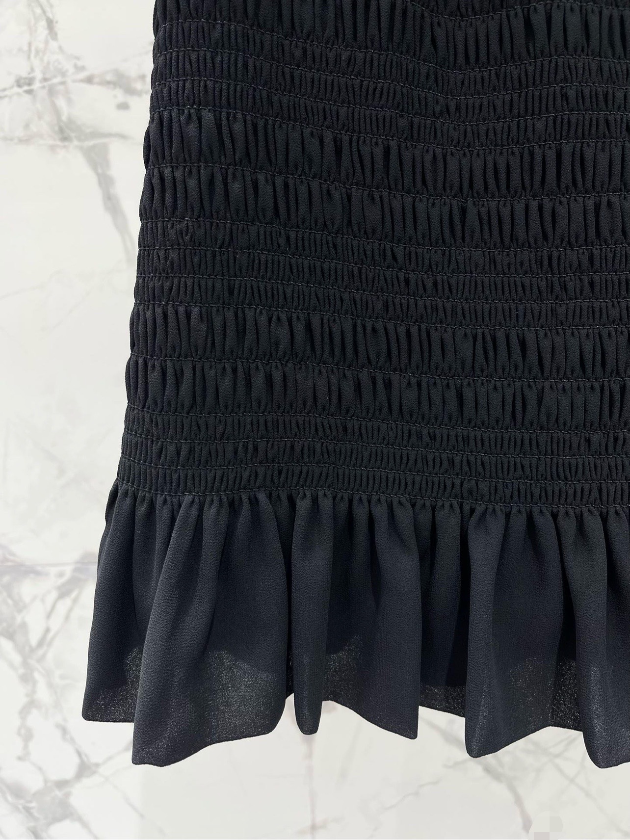 Юбка женская в стиле Saint Laurent чёрного цвета с рельефной отделкой и оборкой