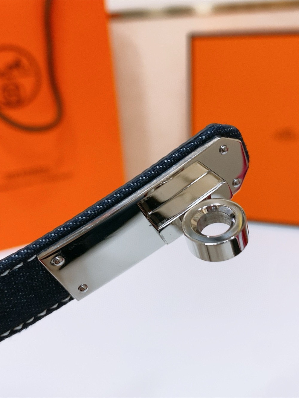 Ремень женский в стиле Hermès Kelly из кожи Epsom тёмно-синего цвета с золотой пряжкой шириной 1.8 см