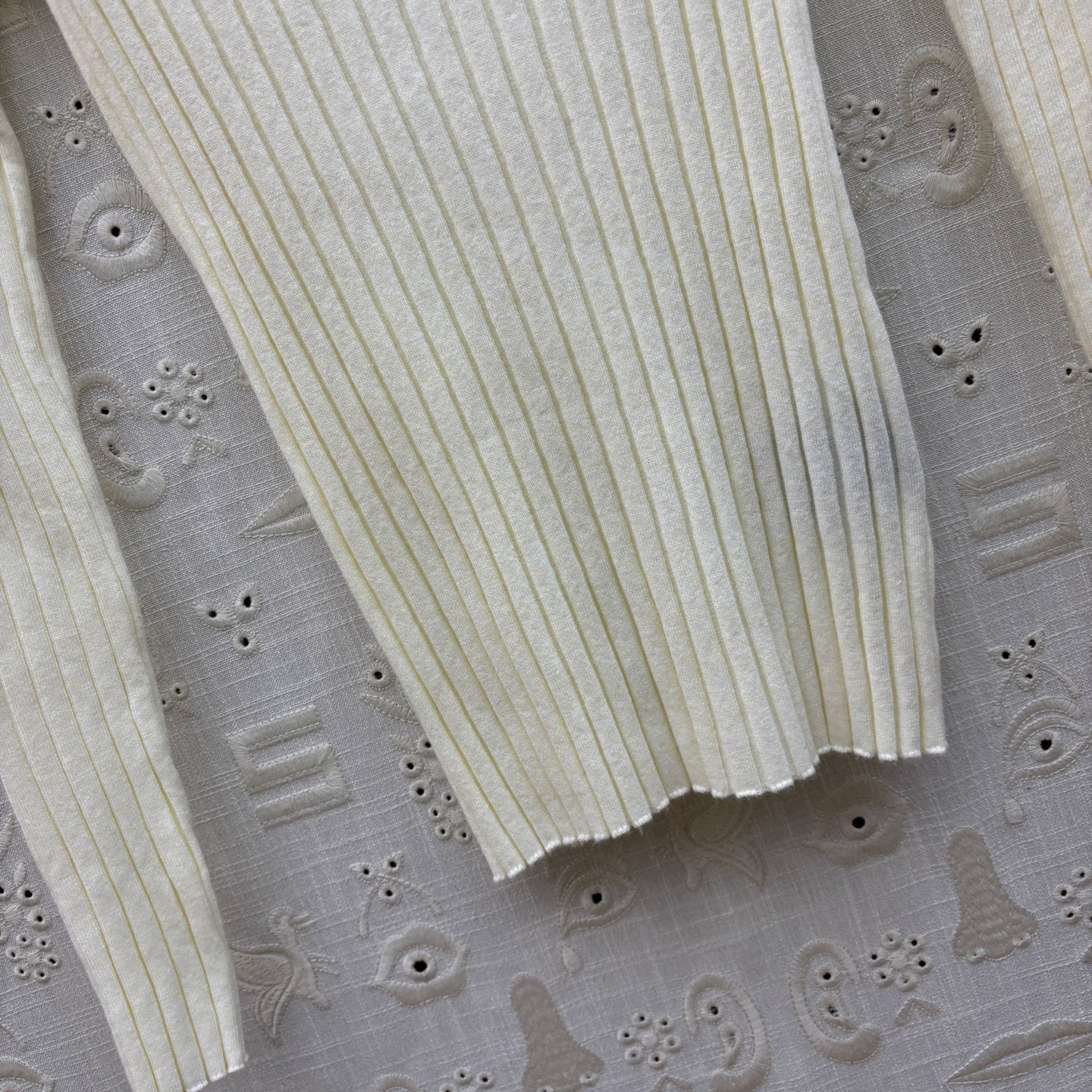 Свитер женский в стиле Schiaparelli молочного цвета с декоративными пуговицами