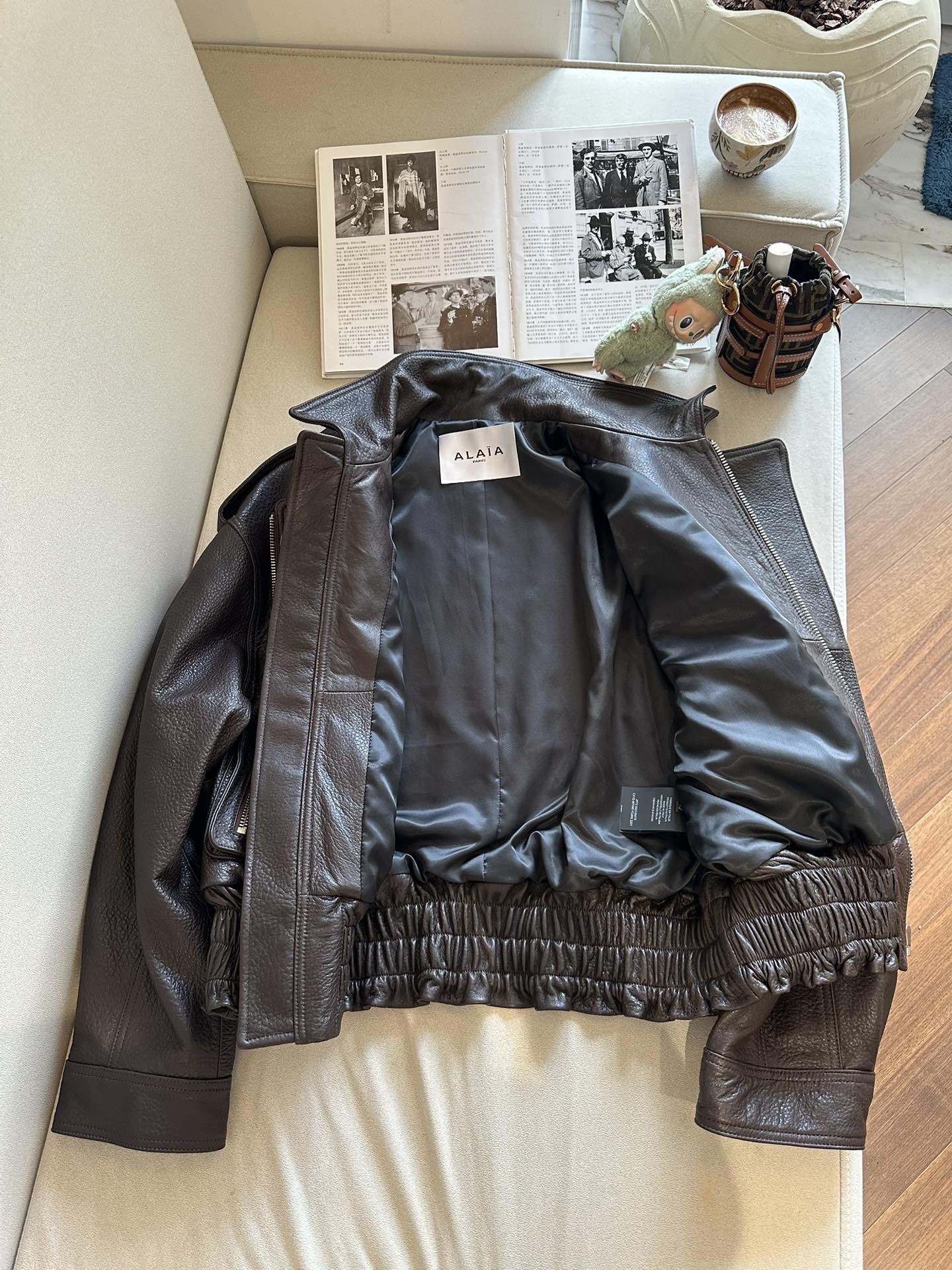 Куртка женская в стиле Alaïa из натуральной кожи тёмно-коричневого цвета укороченная с акцентным поясом