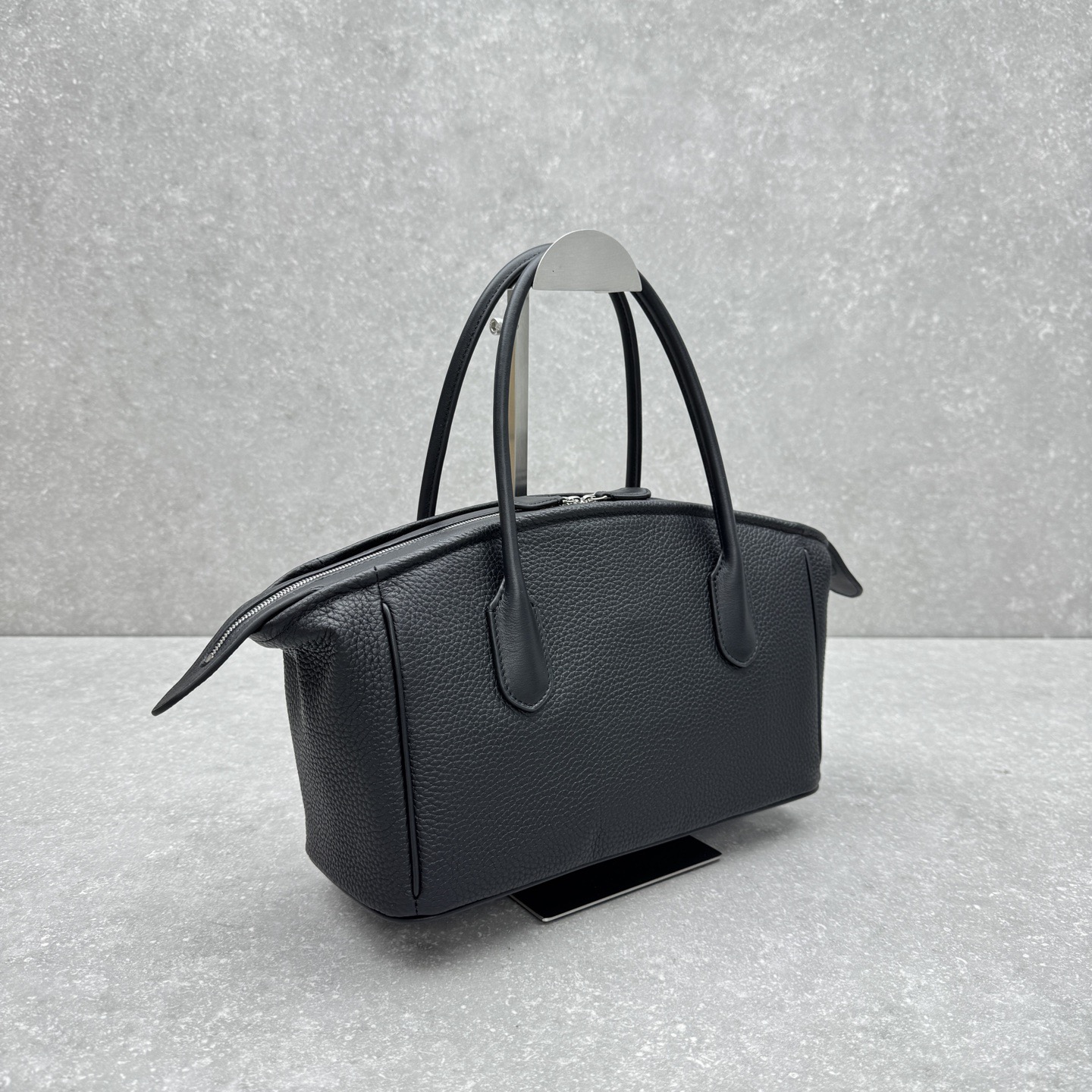 Сумка-тоут женская в стиле The Row EWA чёрного цвета