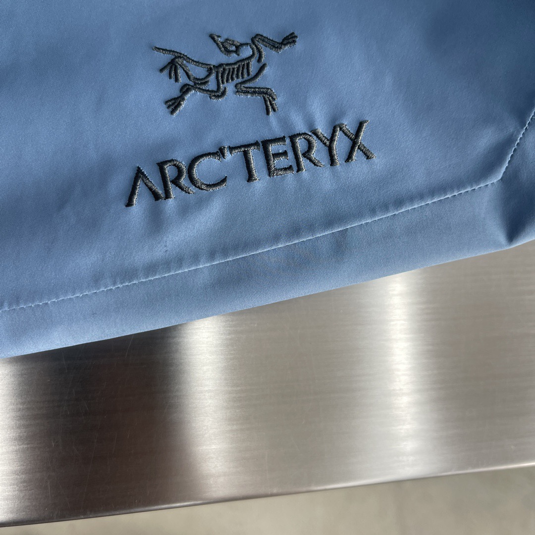 Куртка унисекс в стиле Arc'teryx Alpha SV с капюшоном голубого цвета