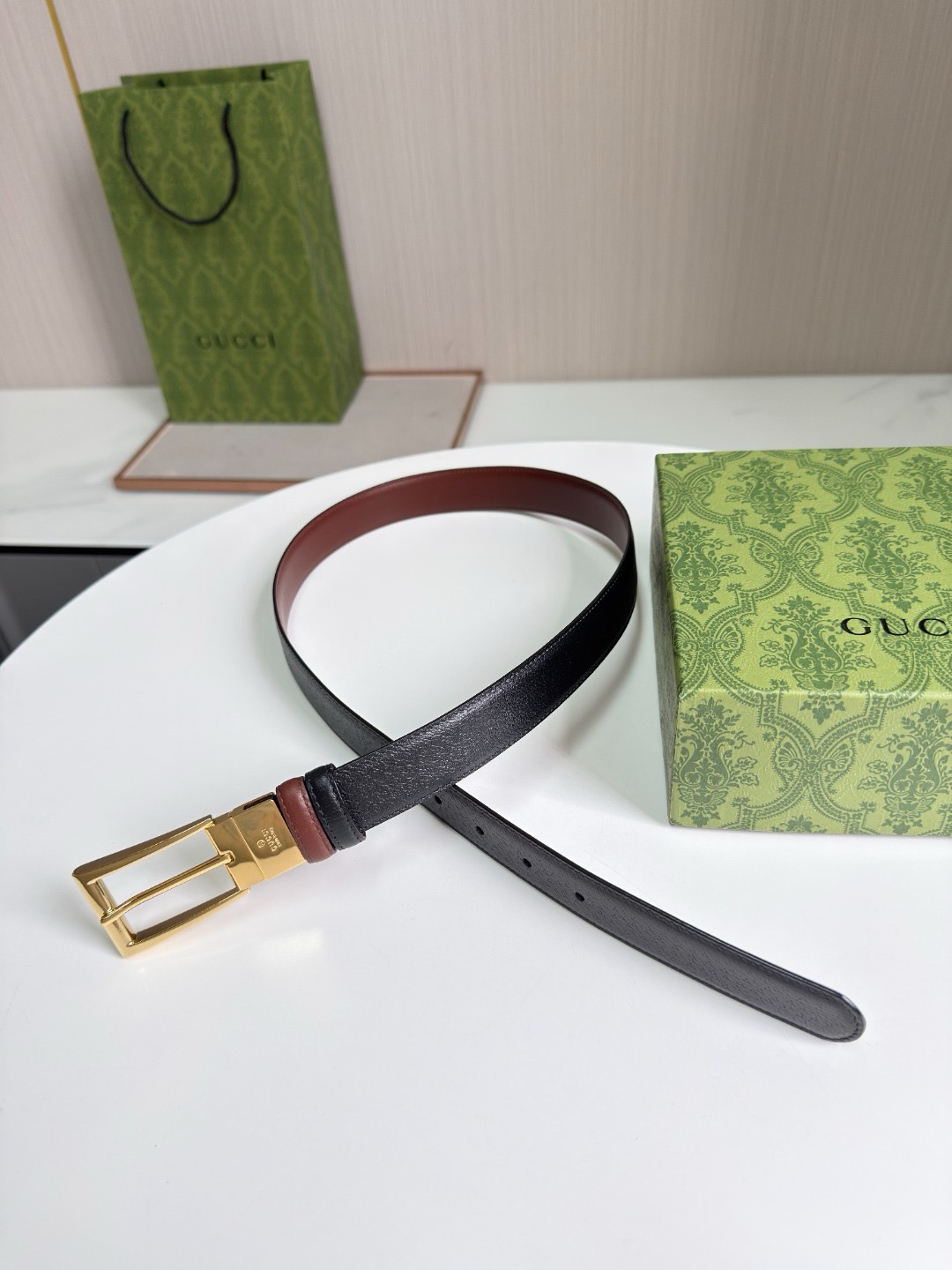 Ремень Gucci  чёрного цвета с золотистой пряжкой